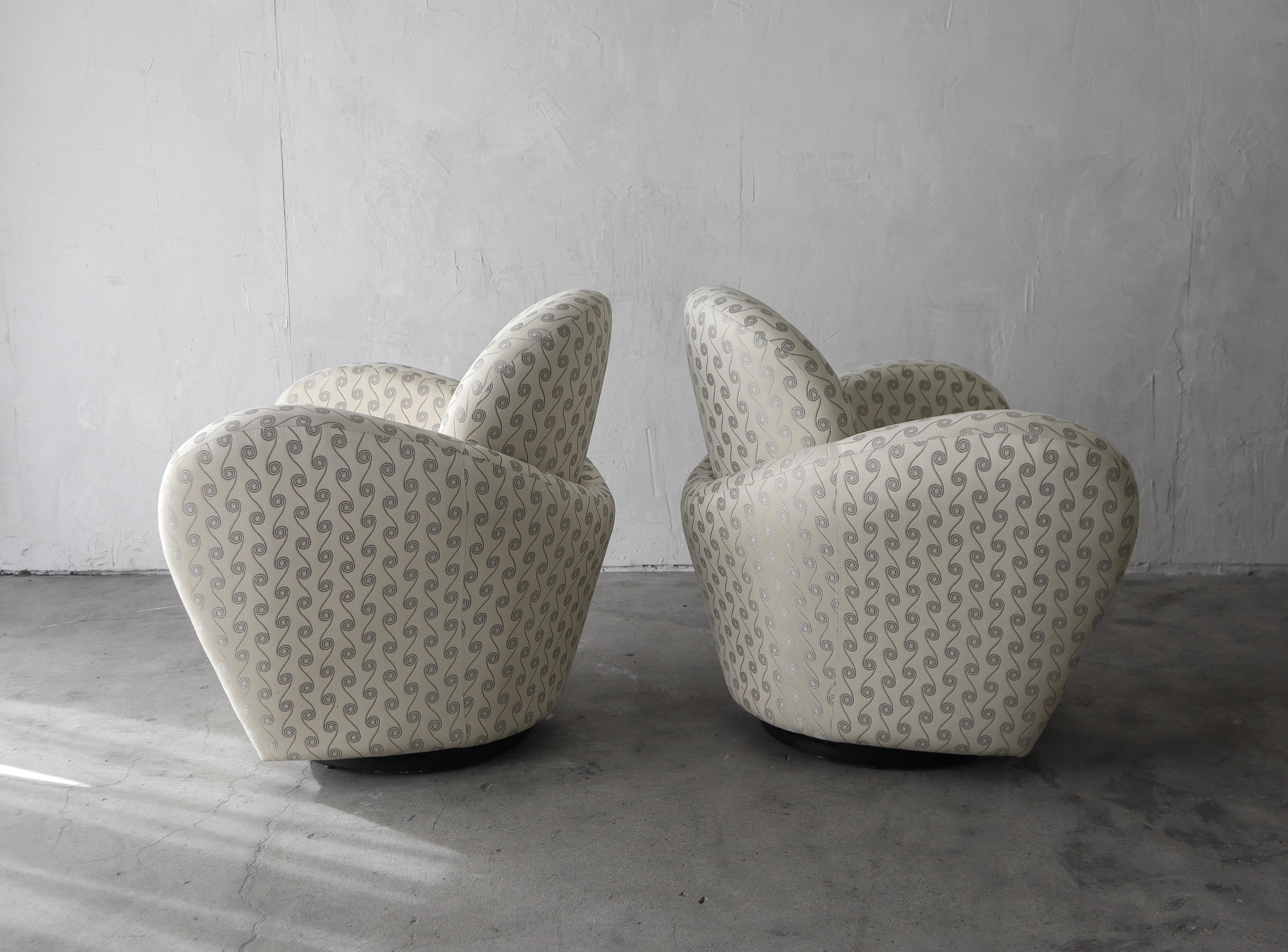 20ième siècle Paire de chaises pivotantes post-modernes de Michael Wolk en vente