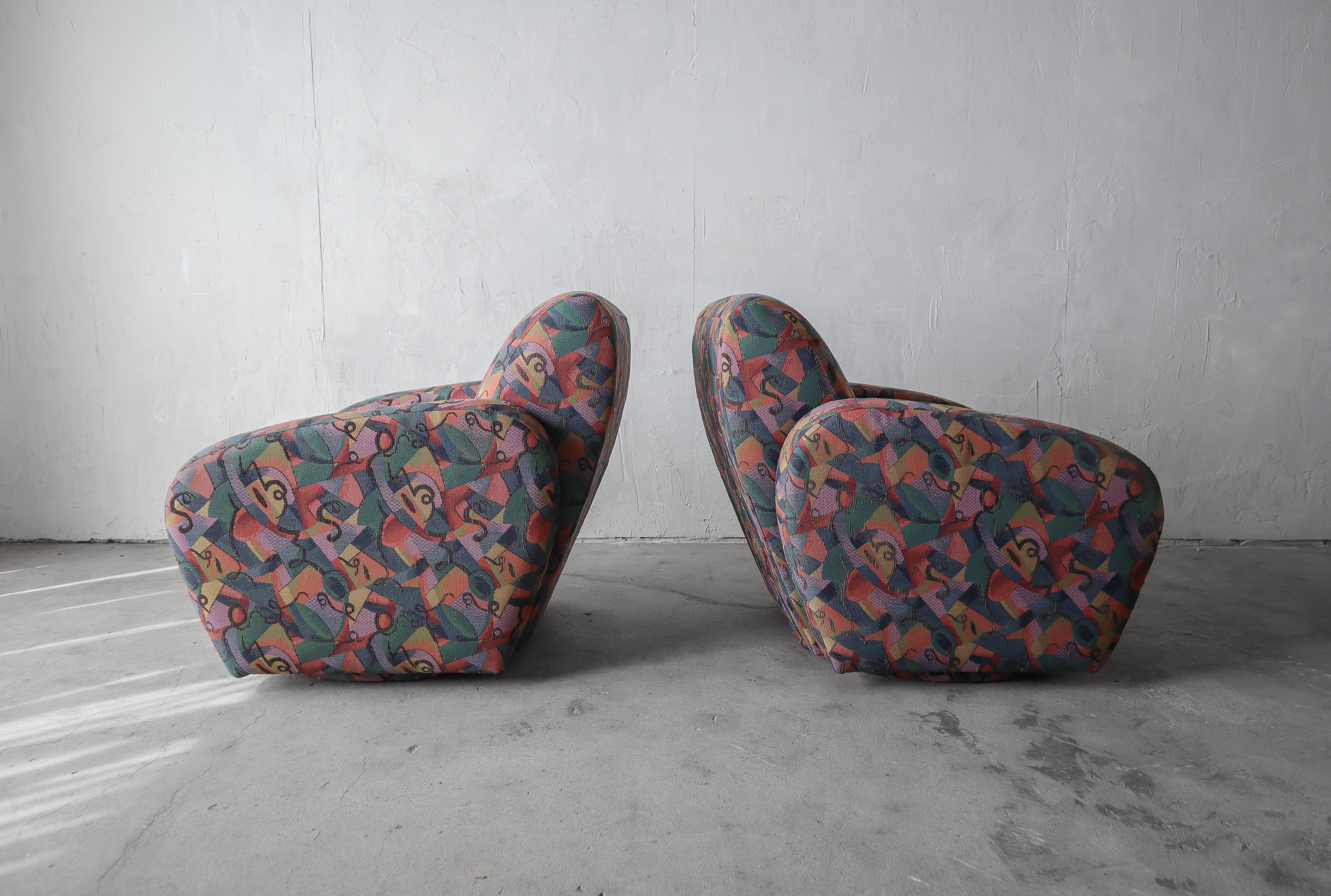 Pair of Post Modern Swivel Chairs by Preview In Good Condition For Sale In Las Vegas, NV
