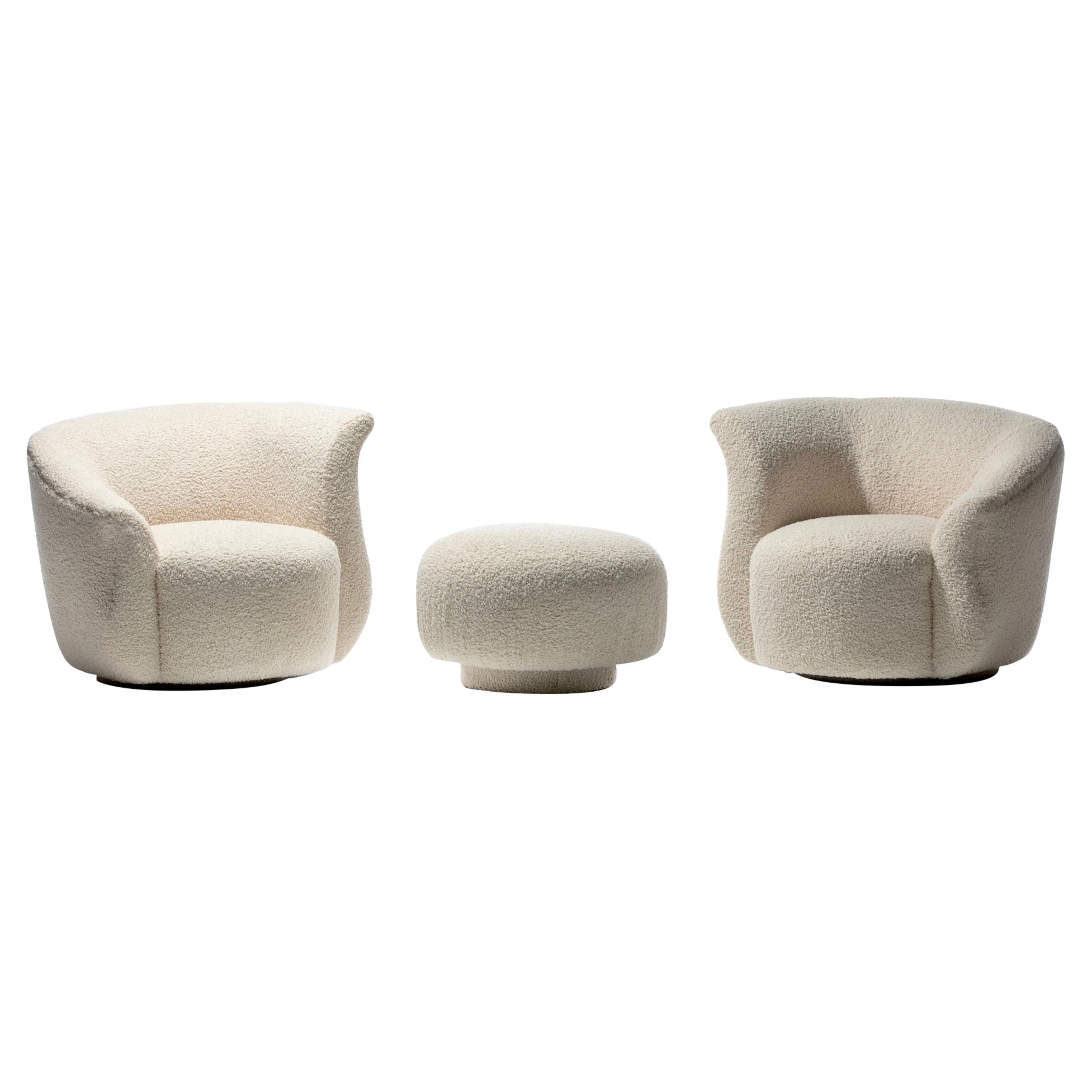 Ein Paar Post Modern Drehstühle und ein maßgefertigter Drehhocker aus elfenbeinweißem Bouclé im Angebot