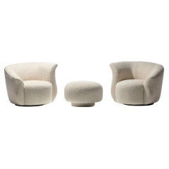 Ein Paar Post Modern Drehstühle und ein maßgefertigter Drehhocker aus elfenbeinweißem Bouclé
