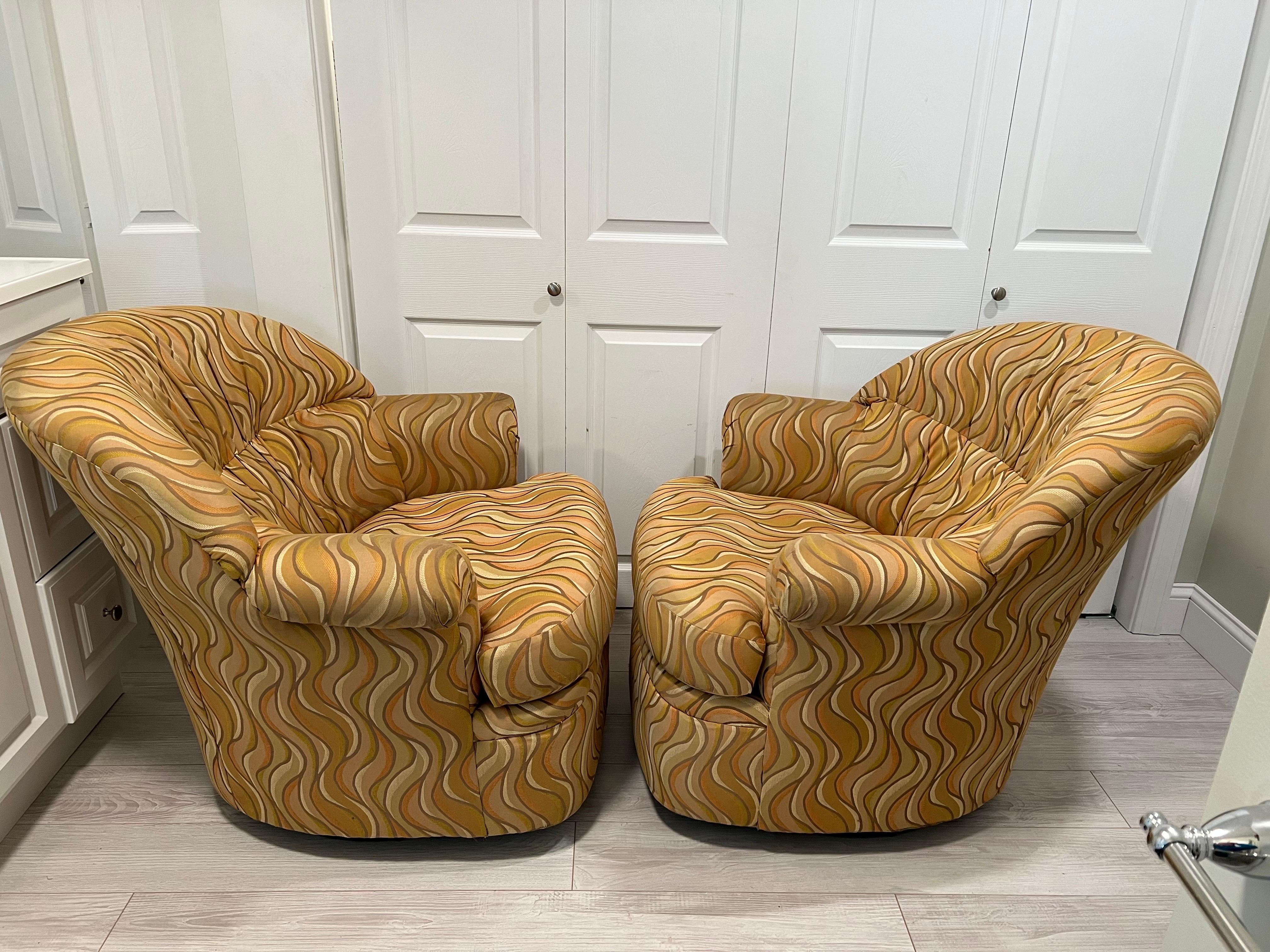 Ein Paar Post Modern Swivel Club Chairs 1
