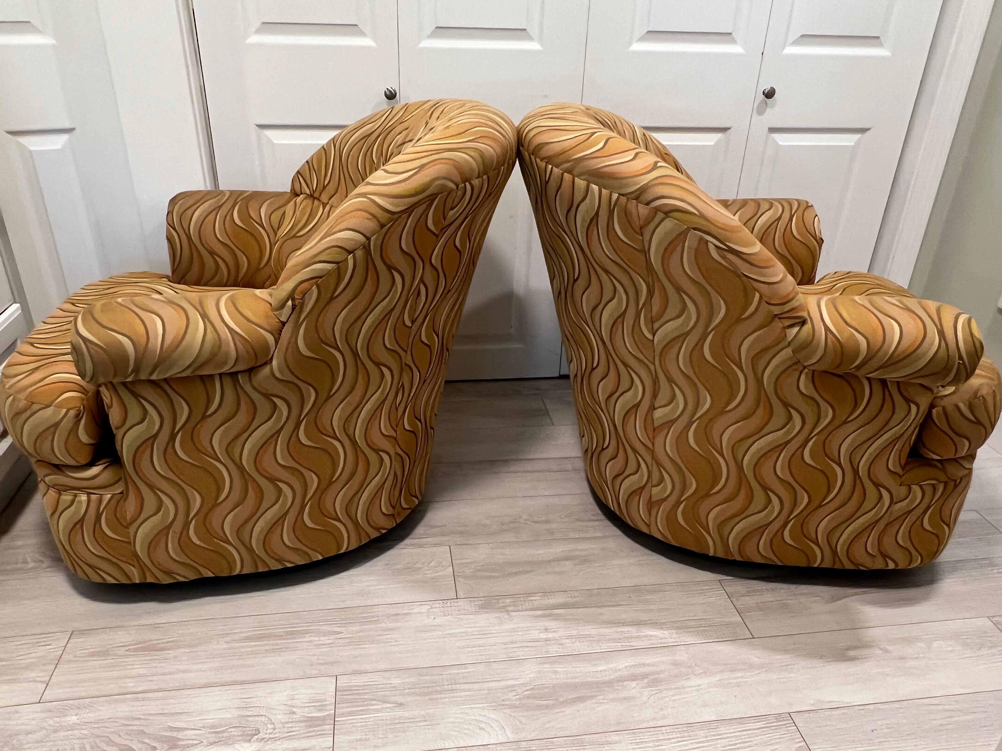 Ein Paar Post Modern Swivel Club Chairs 2