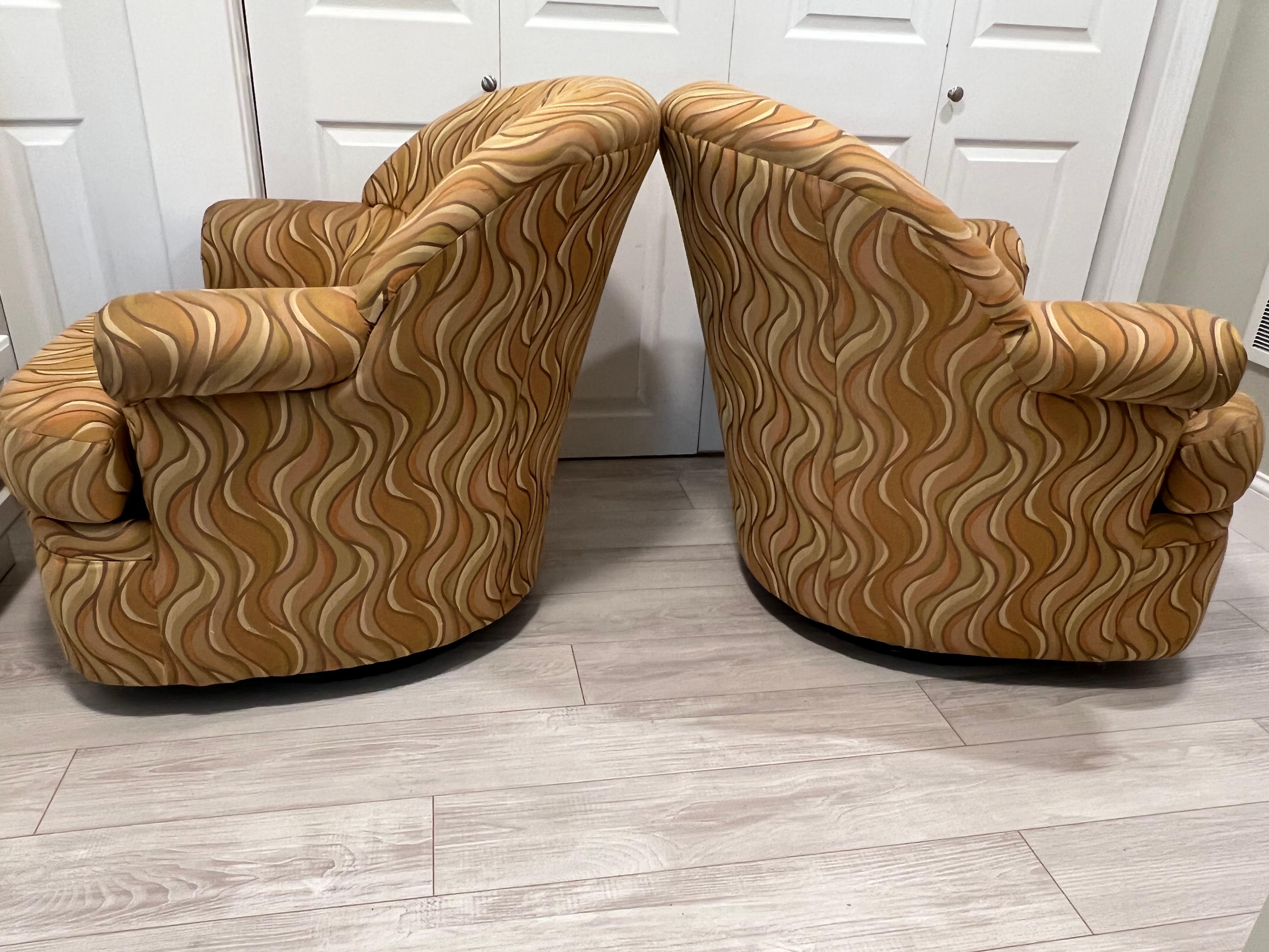Ein Paar Post Modern Swivel Club Chairs 3