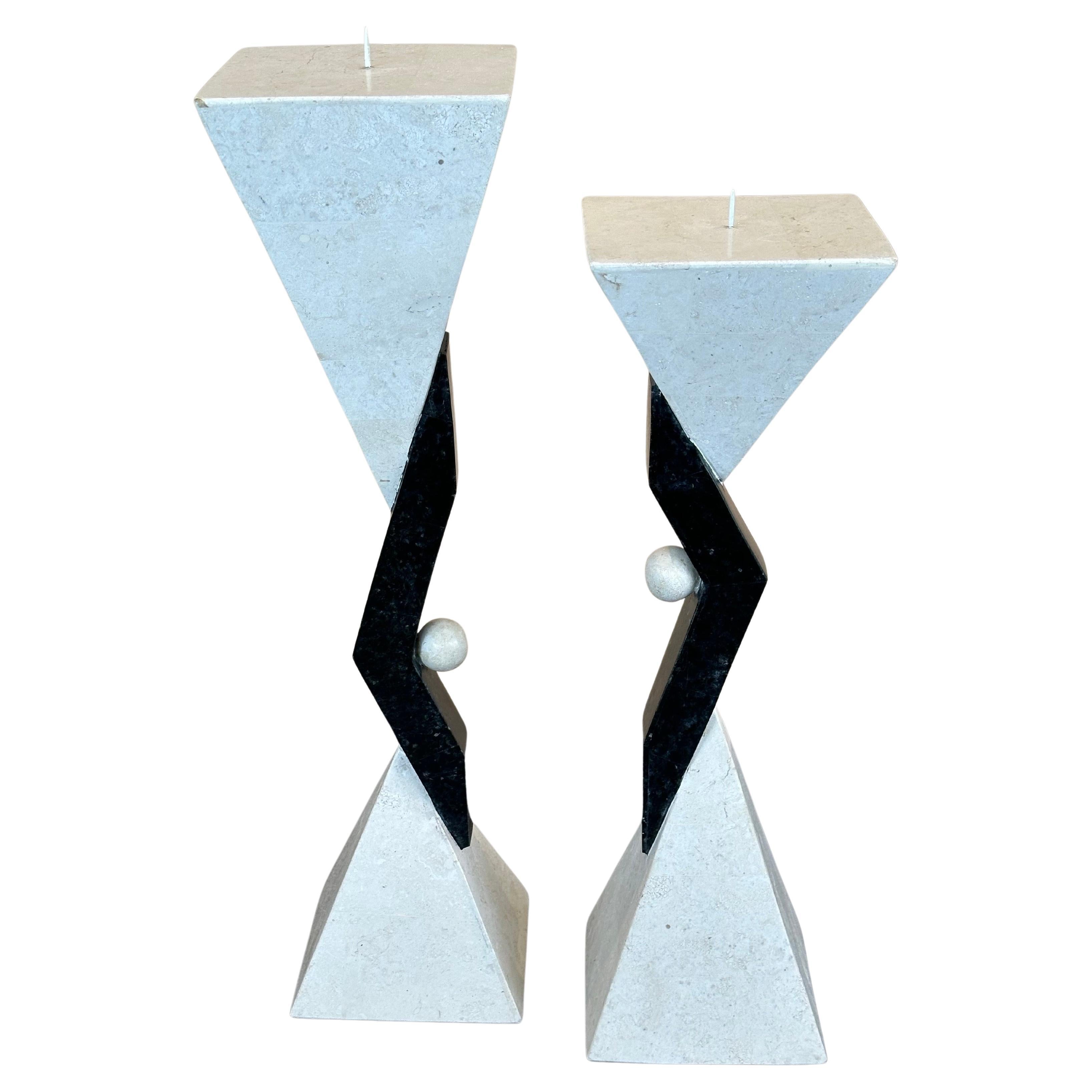 Une grande paire de chandeliers post-modernes en pierre tessellée de Marquis of Beverly Hills, vers les années 1980. Les sculptures géométriques noires et blanches ressemblent à un sablier abstrait post-moderne. La plus grande mesure 6,25 