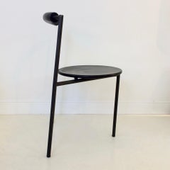 Paire de chaises tripodes postmodernes:: années 1980:: Italie