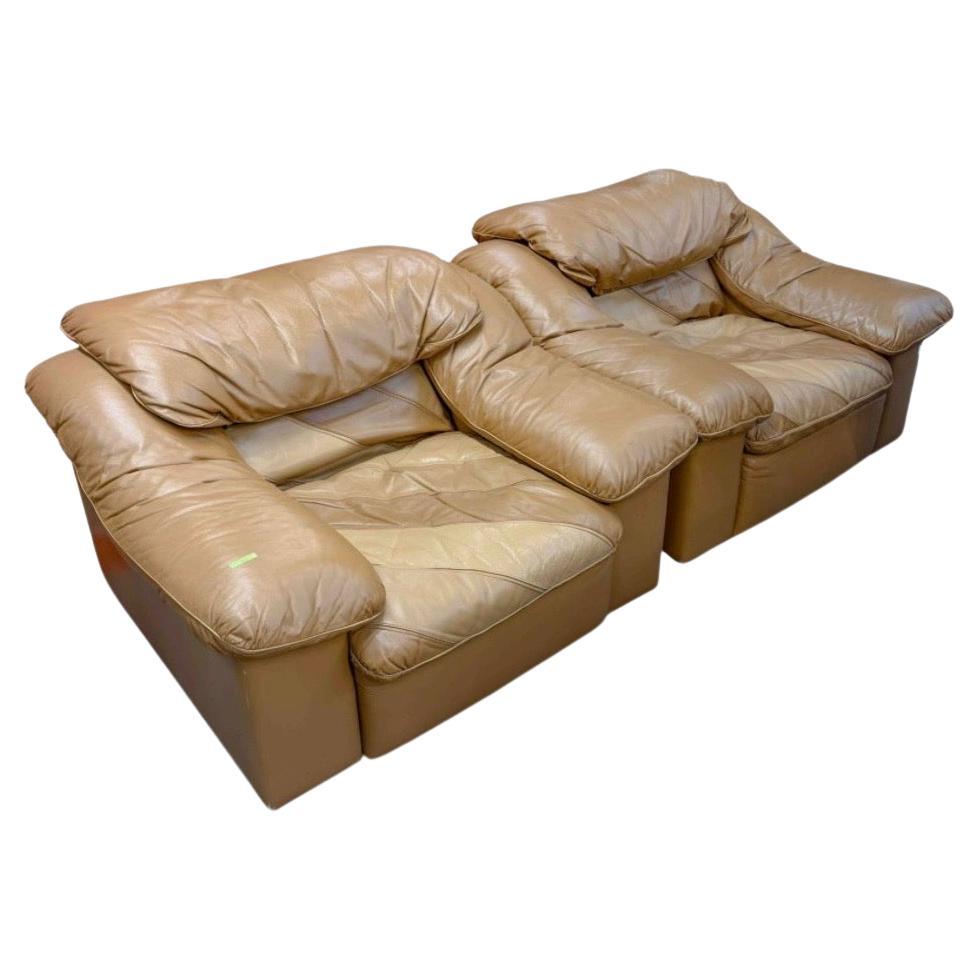 Pair of post modern vintage 3 tone low wide leather lounge chairs Italy en vente