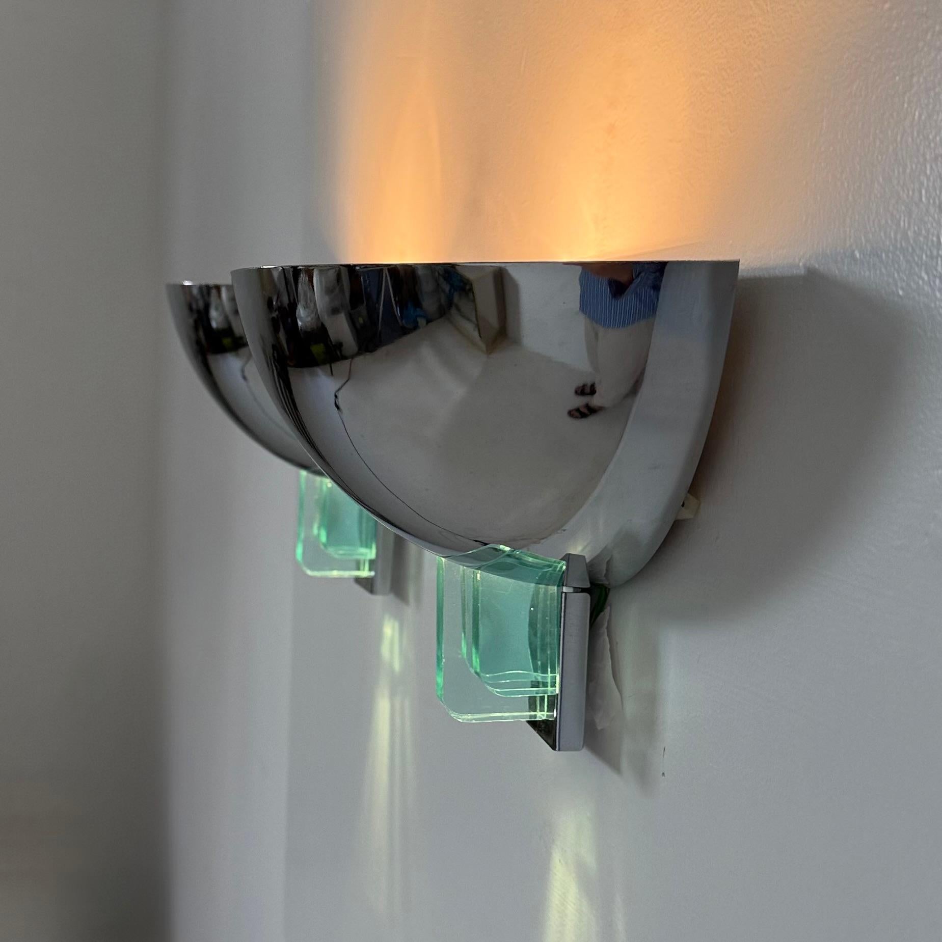 Paire d'appliques post-modernes en chrome et lucite, années 1980 en vente 10