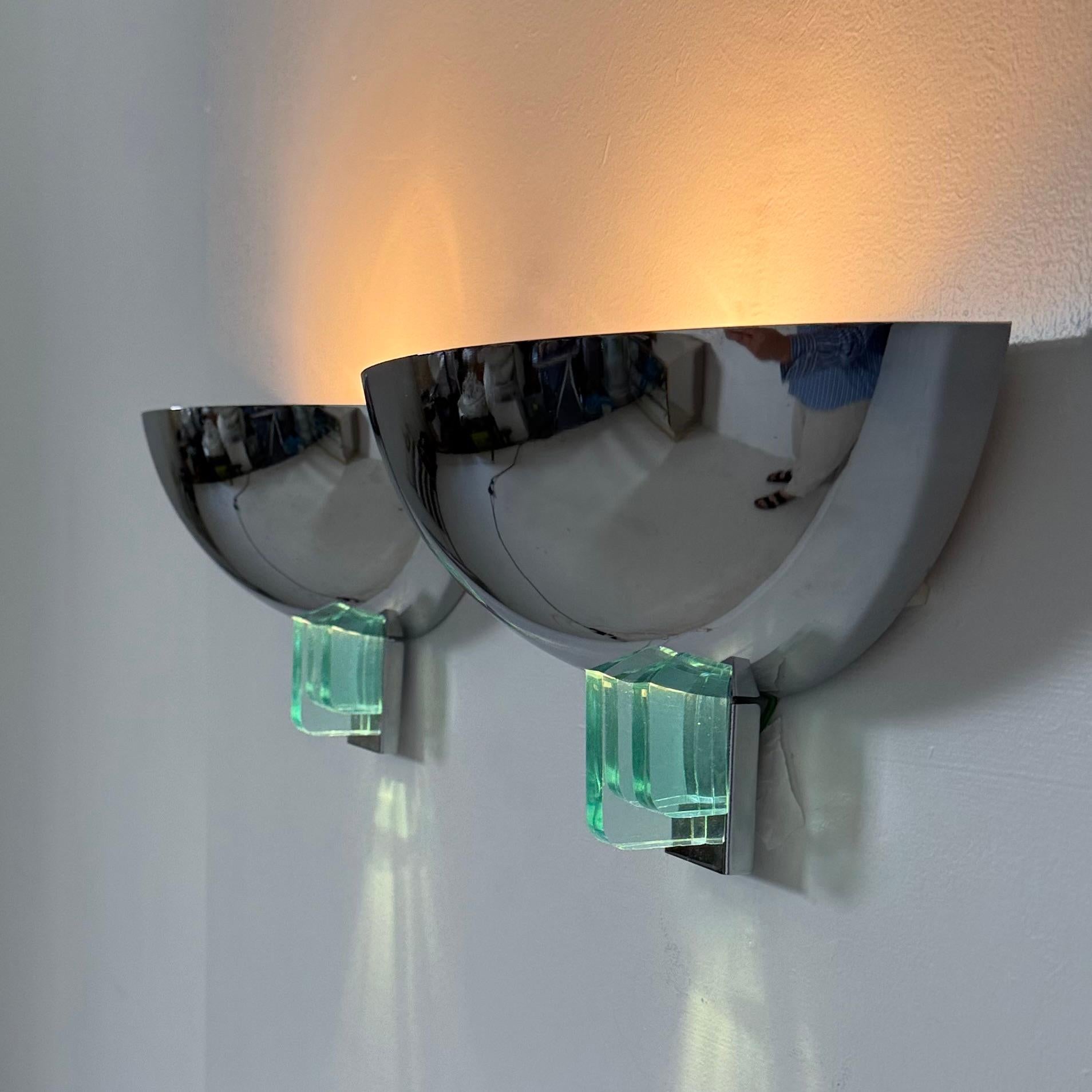 Paire d'appliques post-modernes en chrome et lucite, années 1980 en vente 11