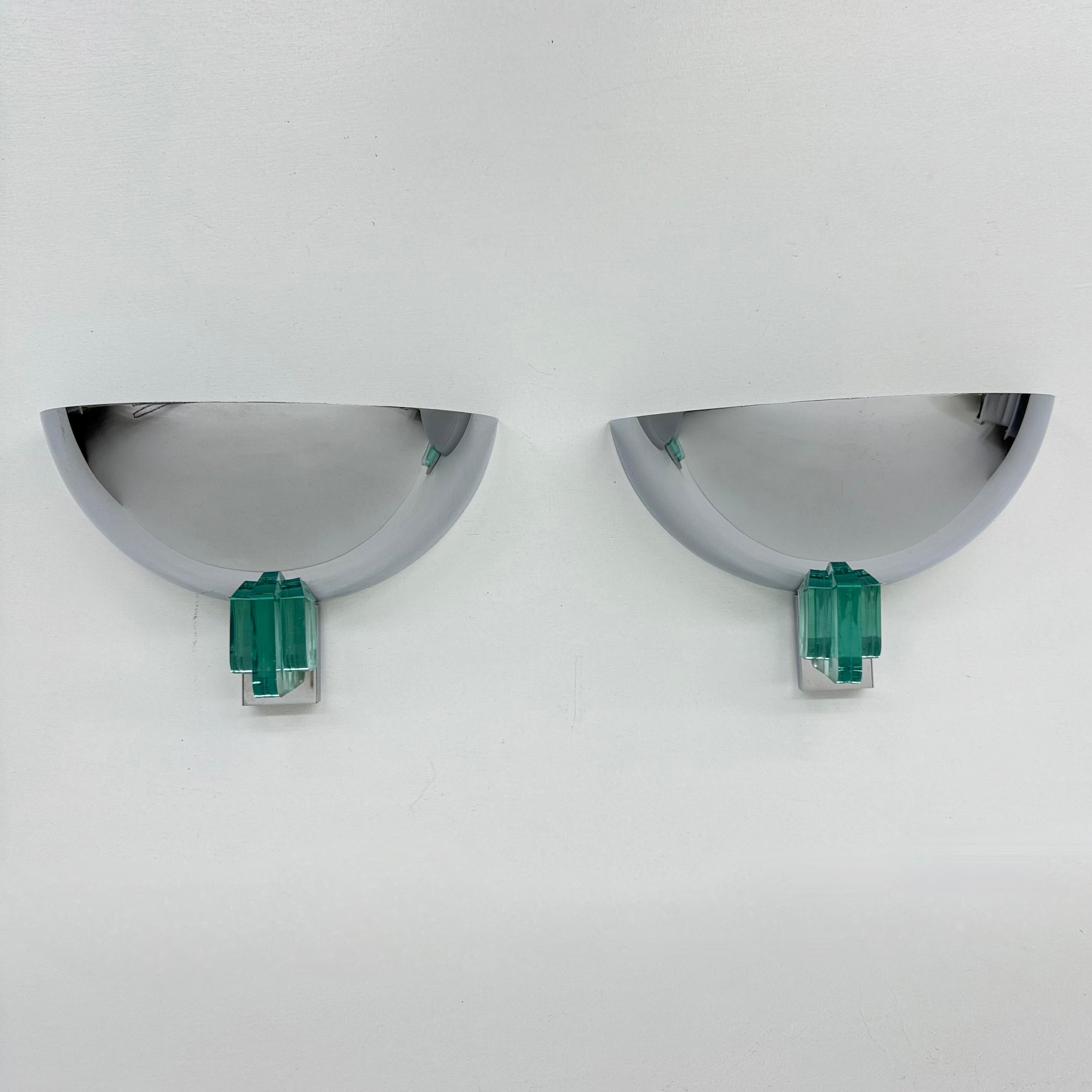 Postmoderne Paire d'appliques post-modernes en chrome et lucite, années 1980 en vente