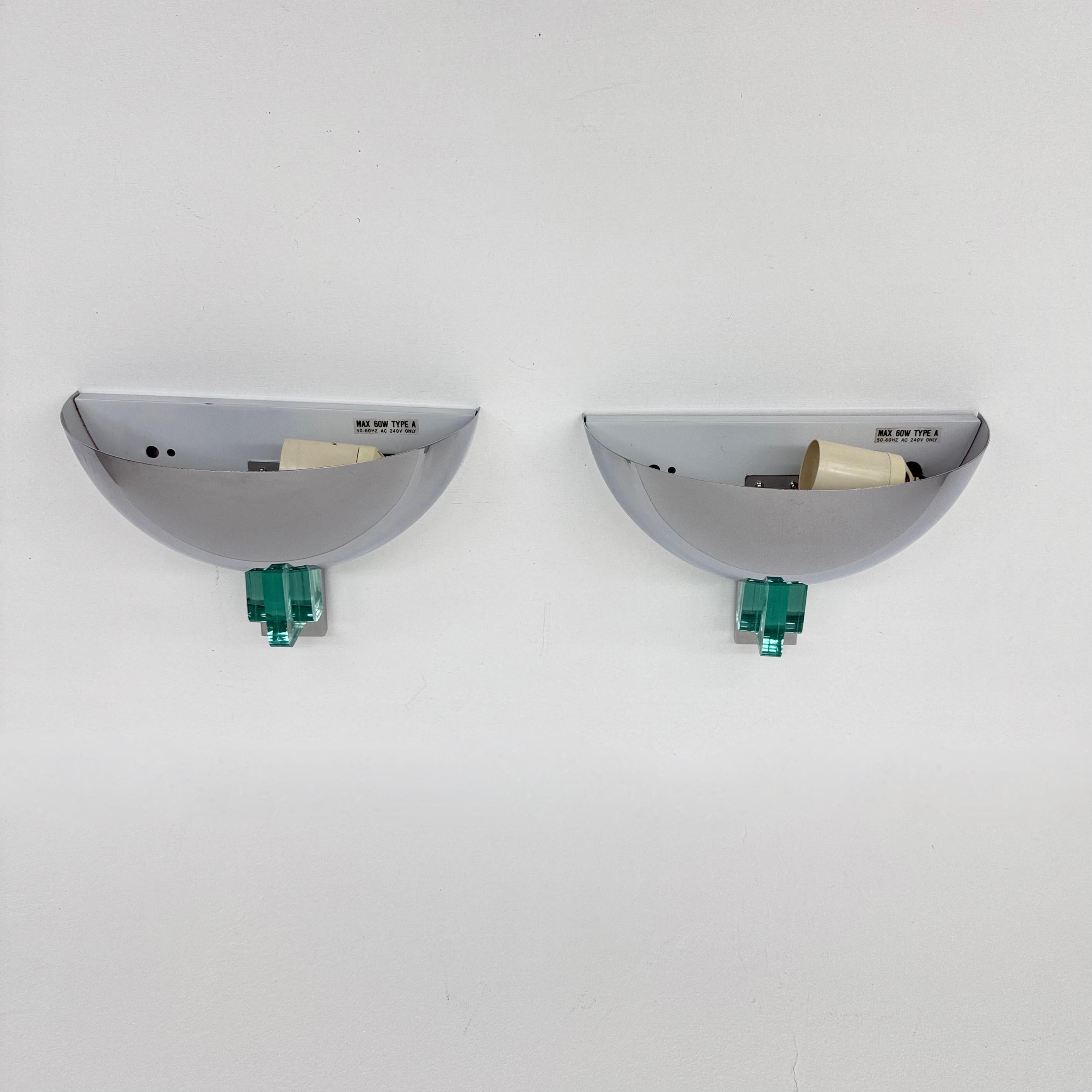 Allemand Paire d'appliques post-modernes en chrome et lucite, années 1980 en vente