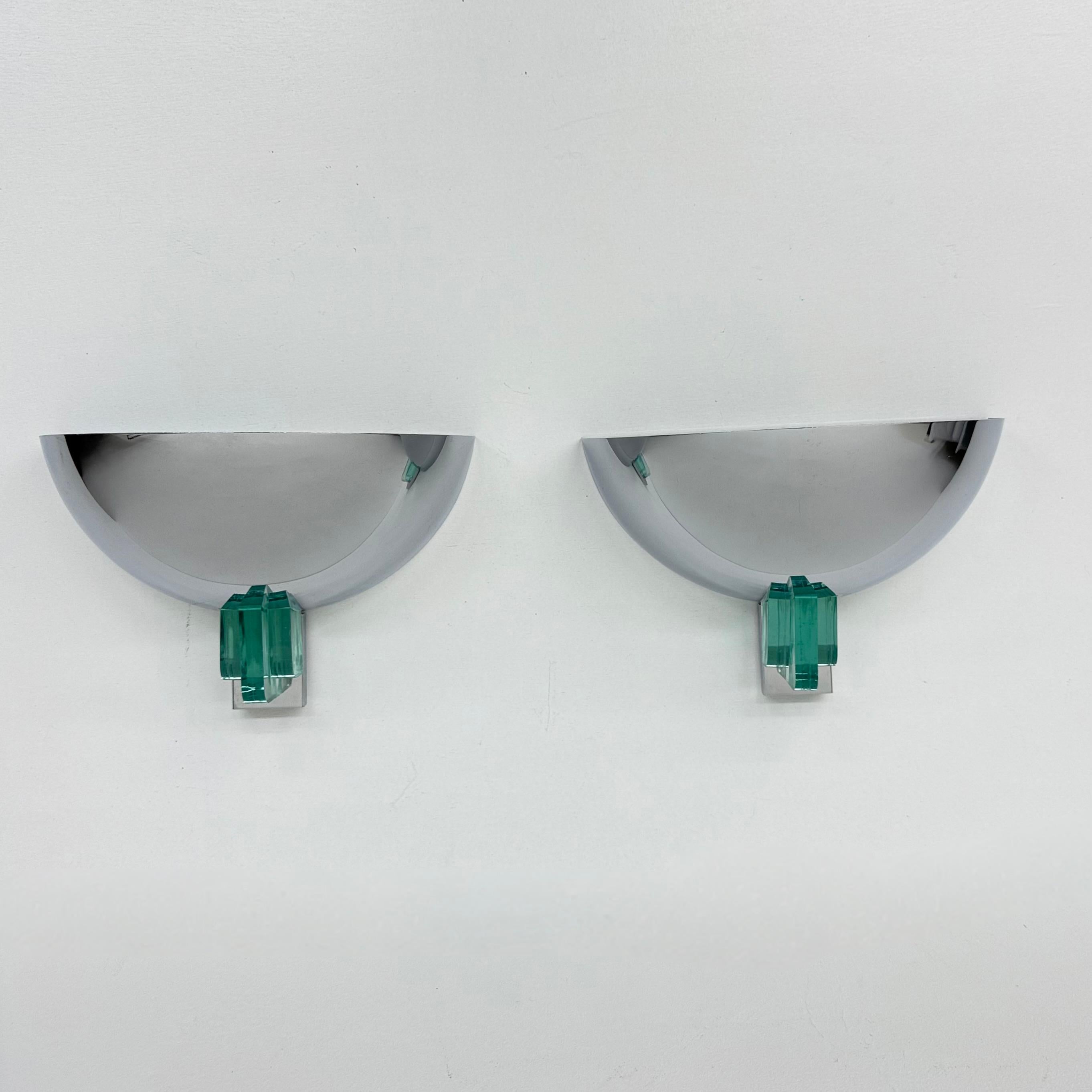 Paire d'appliques post-modernes en chrome et lucite, années 1980 Bon état - En vente à Delft, NL