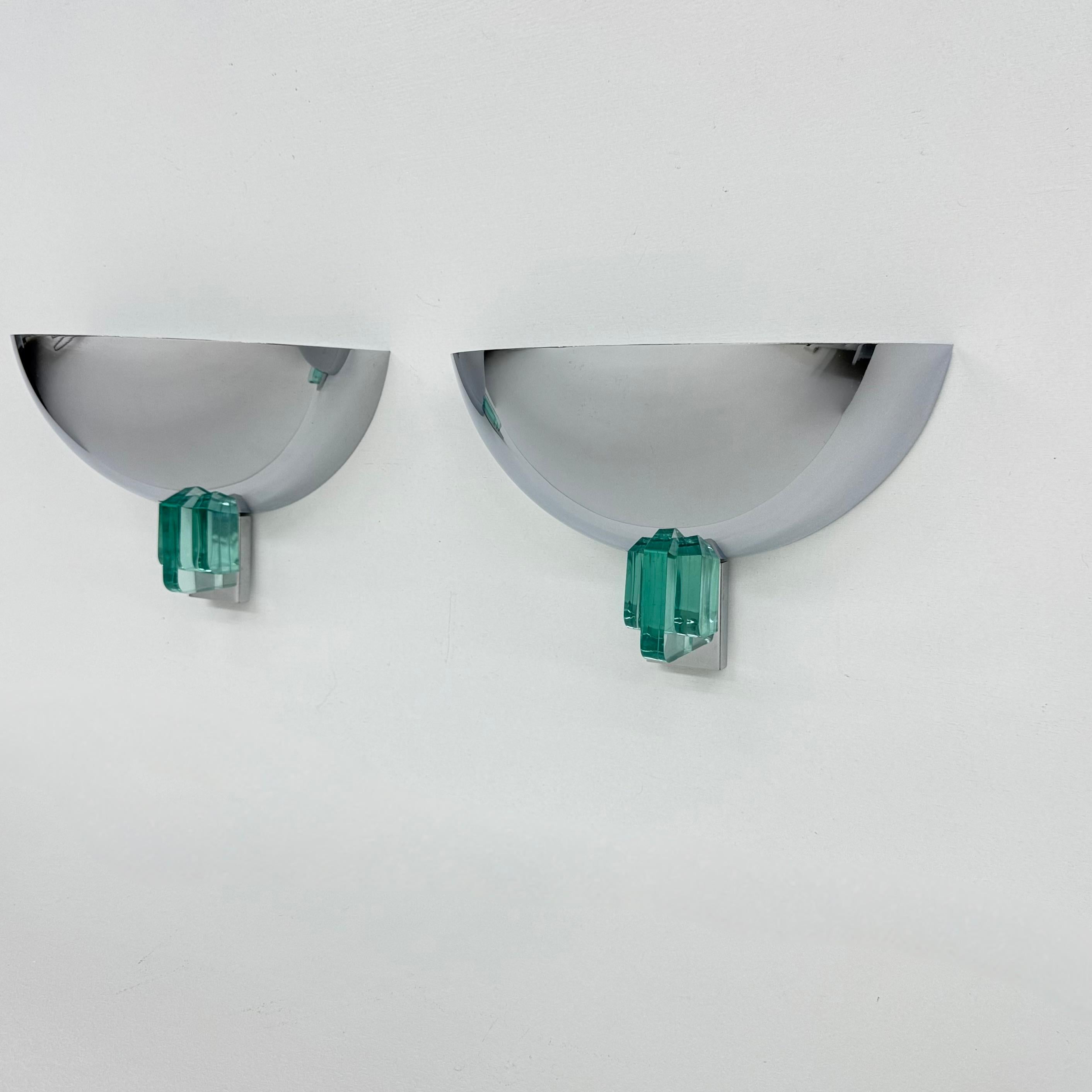 Fin du 20e siècle Paire d'appliques post-modernes en chrome et lucite, années 1980 en vente