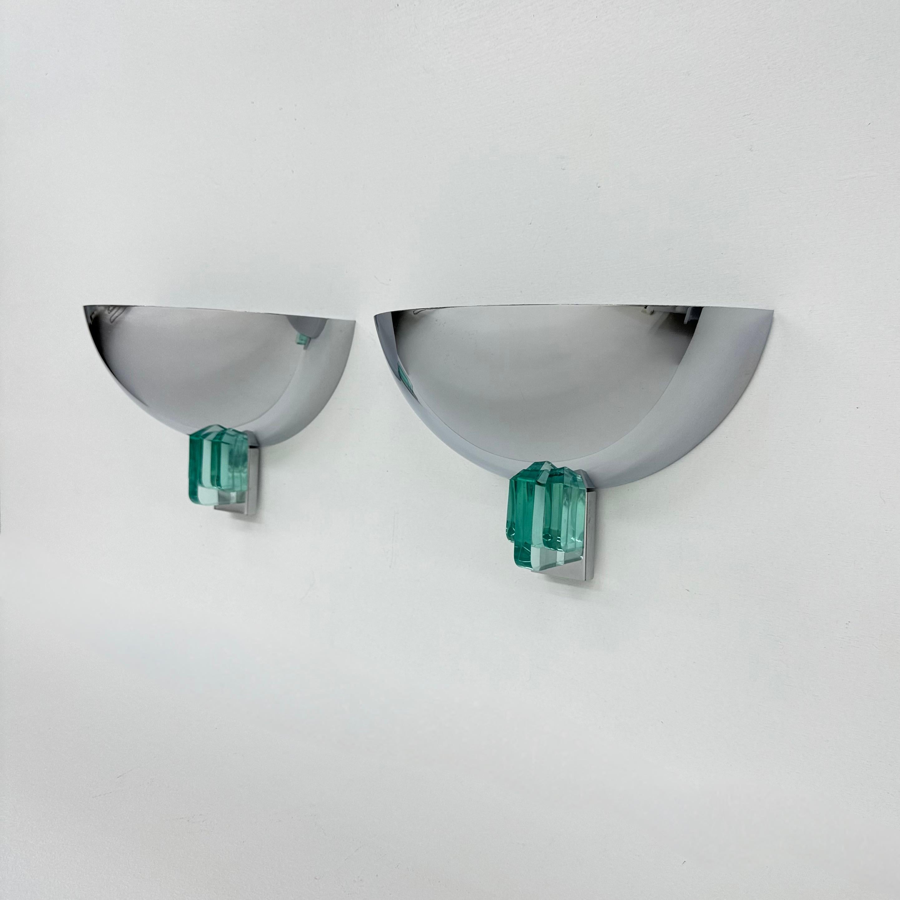 Métal Paire d'appliques post-modernes en chrome et lucite, années 1980 en vente