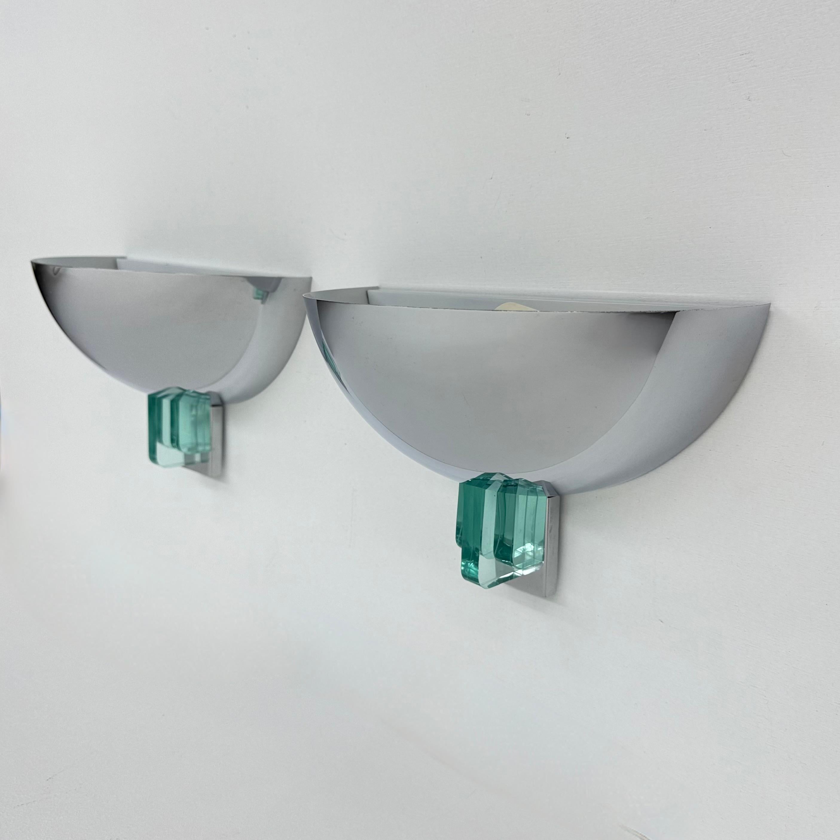 Paire d'appliques post-modernes en chrome et lucite, années 1980 en vente 1