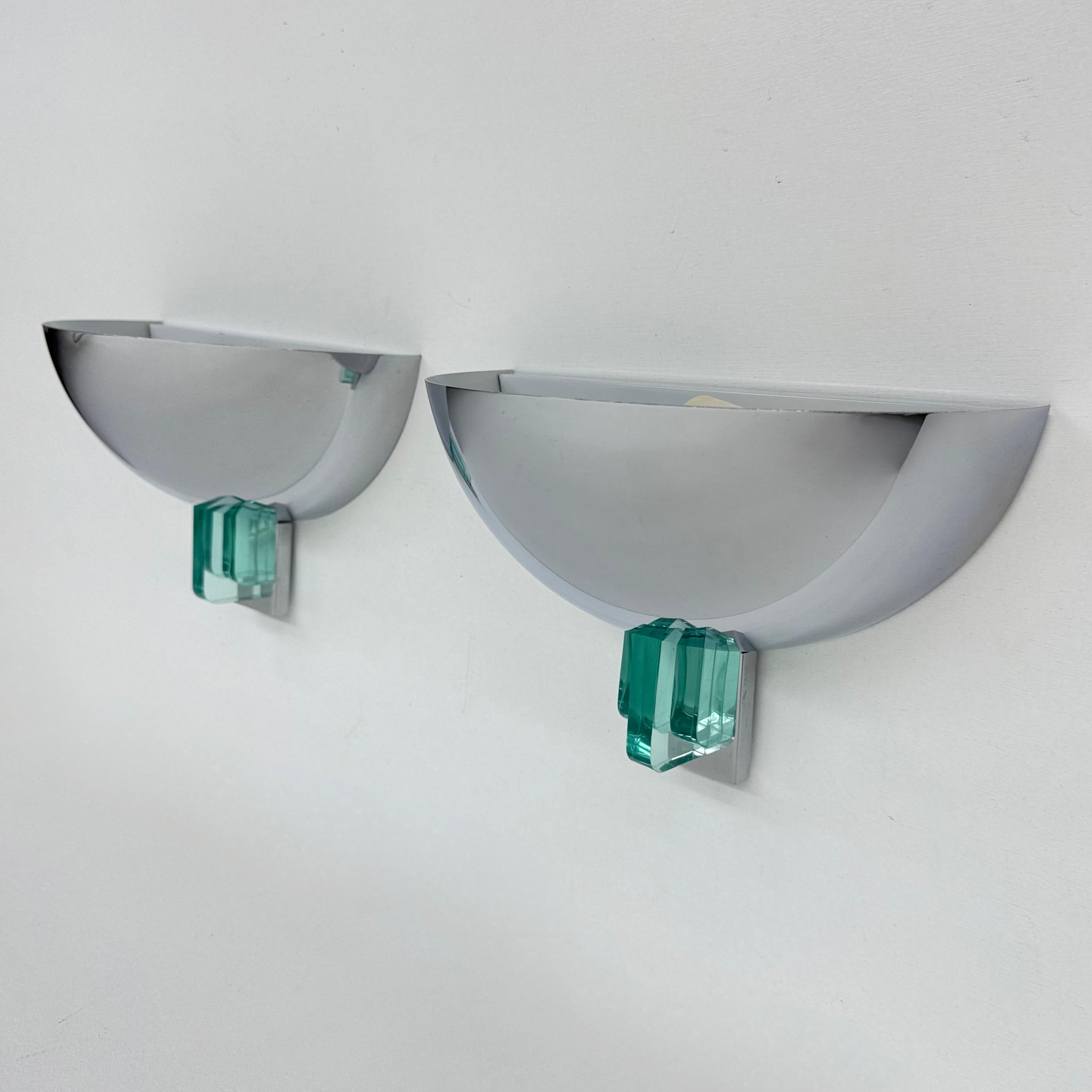 Paire d'appliques post-modernes en chrome et lucite, années 1980 en vente 2
