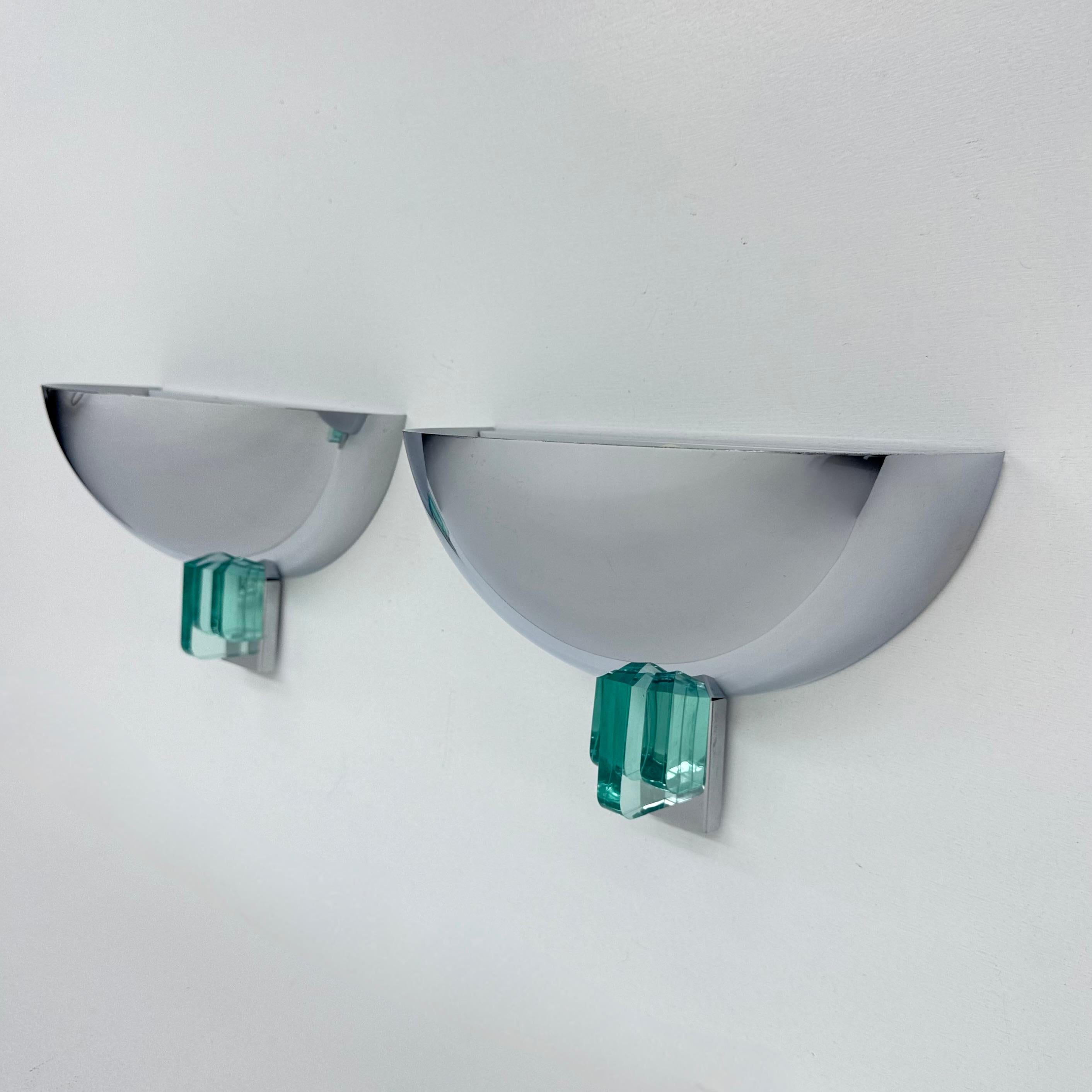 Paire d'appliques post-modernes en chrome et lucite, années 1980 en vente 3