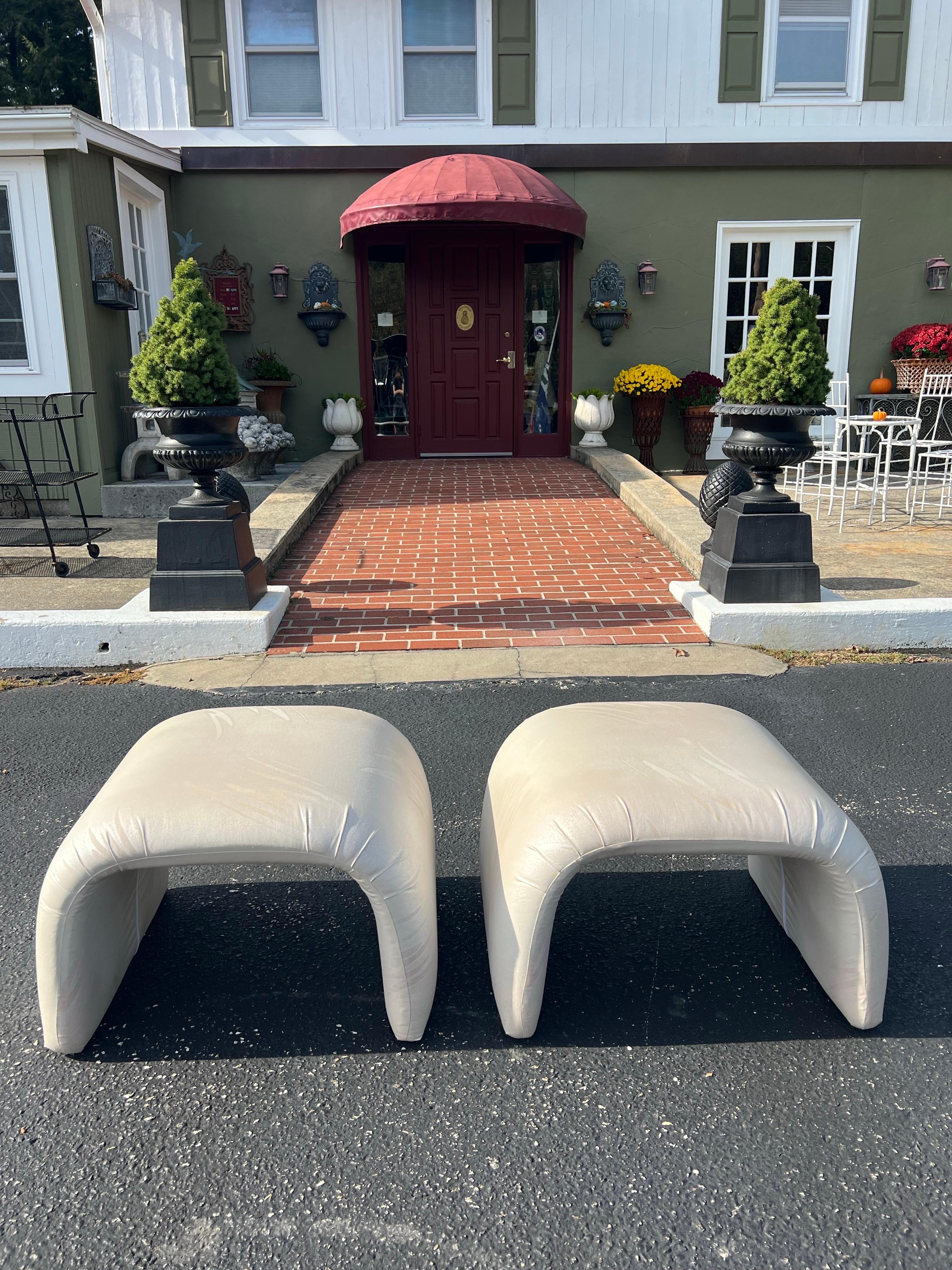 Postmoderne Pair of Post Modern Waterfall Ottomans en vente