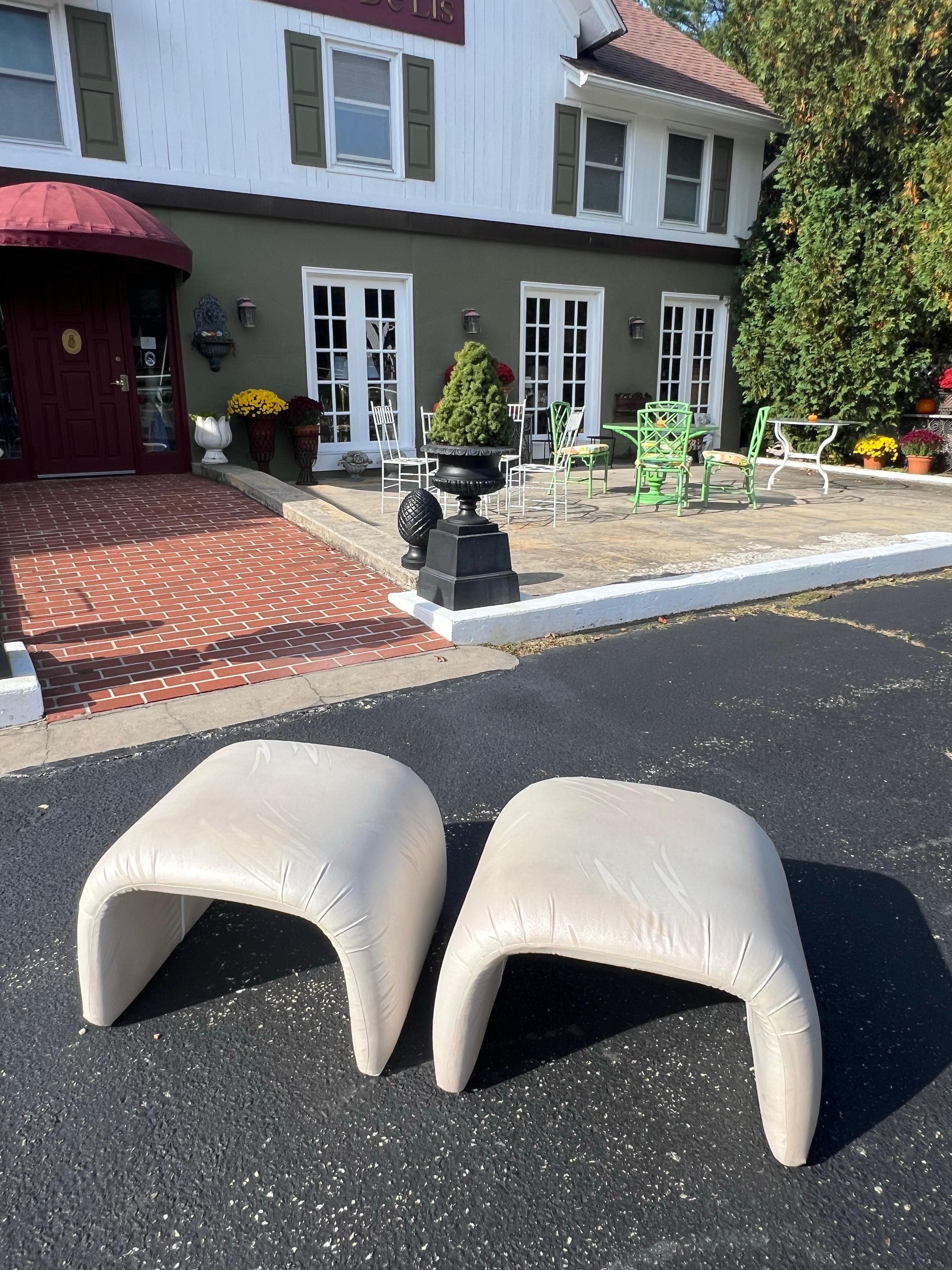 Pair of Post Modern Waterfall Ottomans Bon état - En vente à Redding, CT