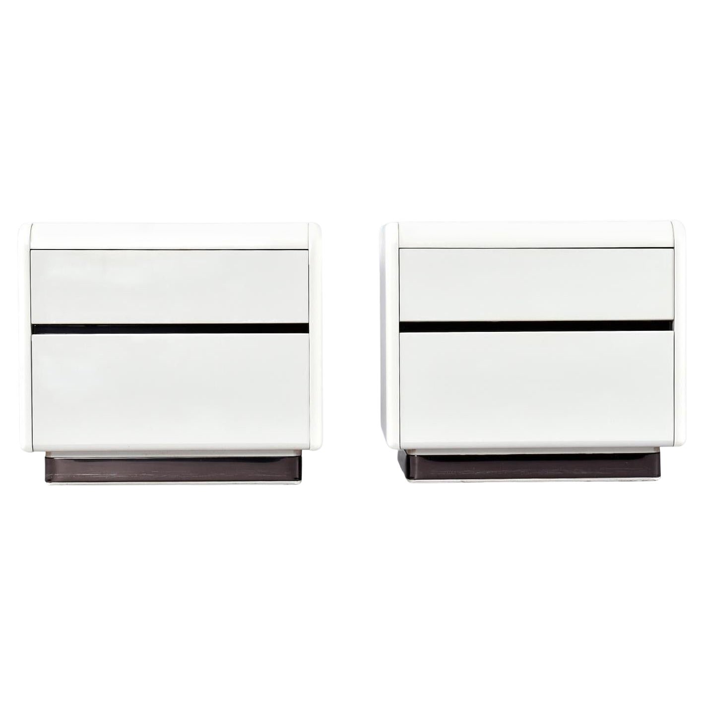 Elegante coppia di comodini postmoderni vintage anni '80 di Lane. Costruzione elegante e robusta, caratteristiche di Lane. Questi comodini hanno la cassa in legno verniciato con smalto bianco e il piano in laminato bianco (Formica). Come puoi