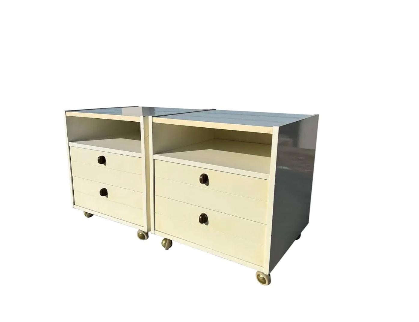 Paire de tables de nuit post-modernes en laque brillante blanche avec 2 tiroirs. Magnifique état à l'intérieur et à l'extérieur.  Table de nuit 2 tiroirs tous les tiroirs sont en bois et reposent sur des roulettes à bille en métal. Le dessus est une