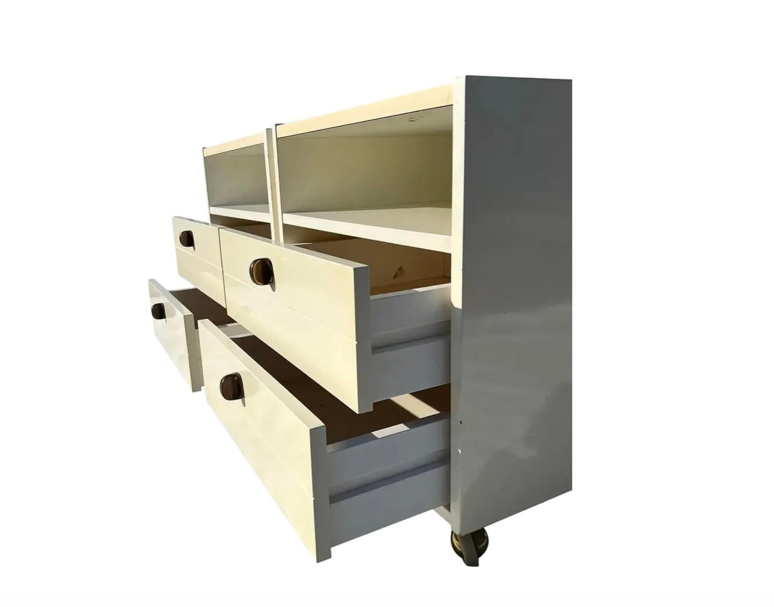 Mid-Century Modern Paire de tables de nuit post-modernes en laque blanche 2 tiroirs sur roulettes en vente