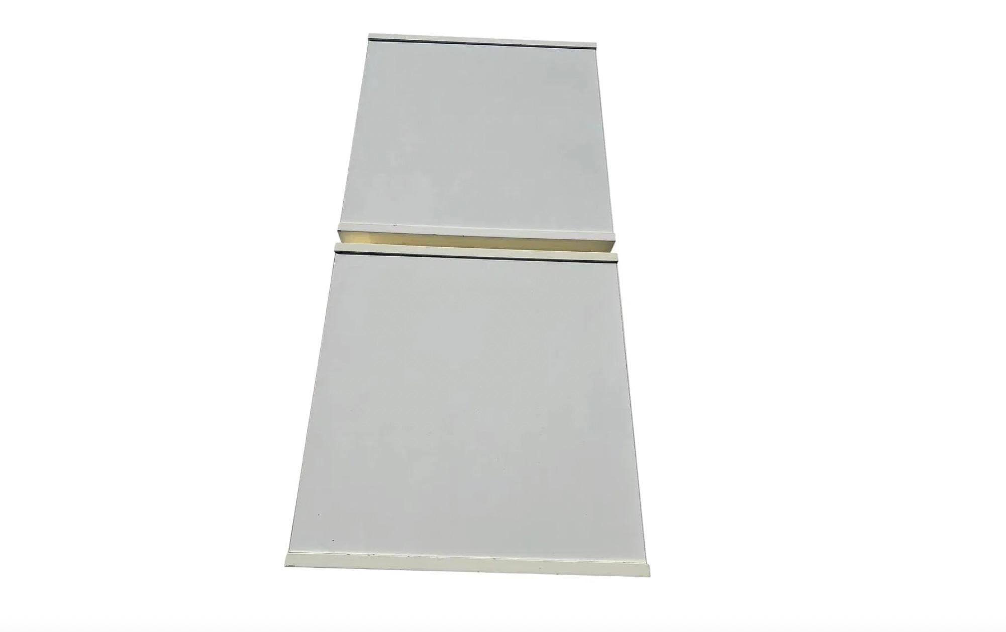 Américain Paire de tables de nuit post-modernes en laque blanche 2 tiroirs sur roulettes en vente