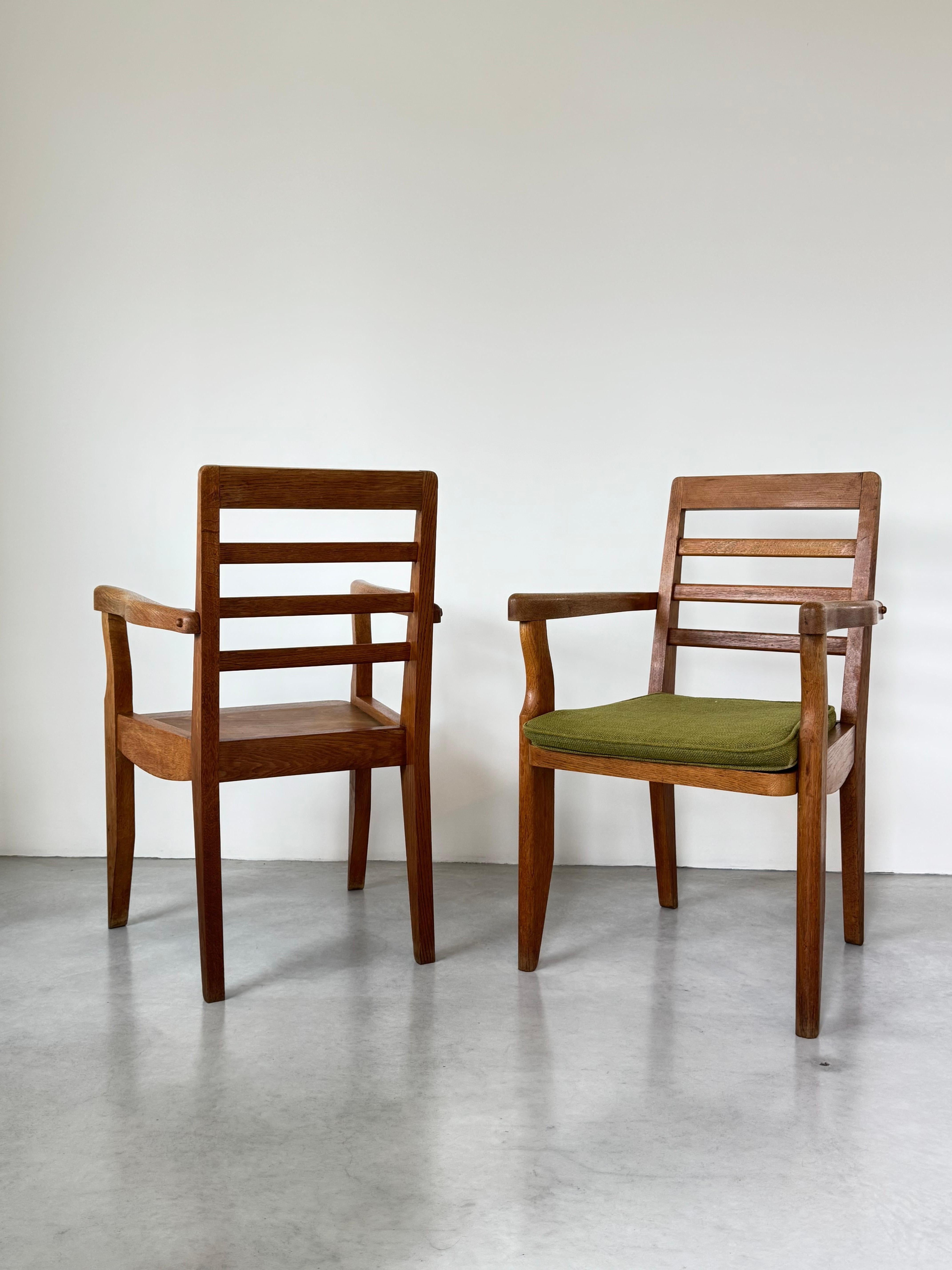 Paire de fauteuils d'après-guerre en chêne massif, Design/One, années 1950

Cette exquise paire de fauteuils, fabriquée dans les années 1950 par les emblématiques designers français Robert Guillerme et Jacques Chambron, illustre l'élégance et le