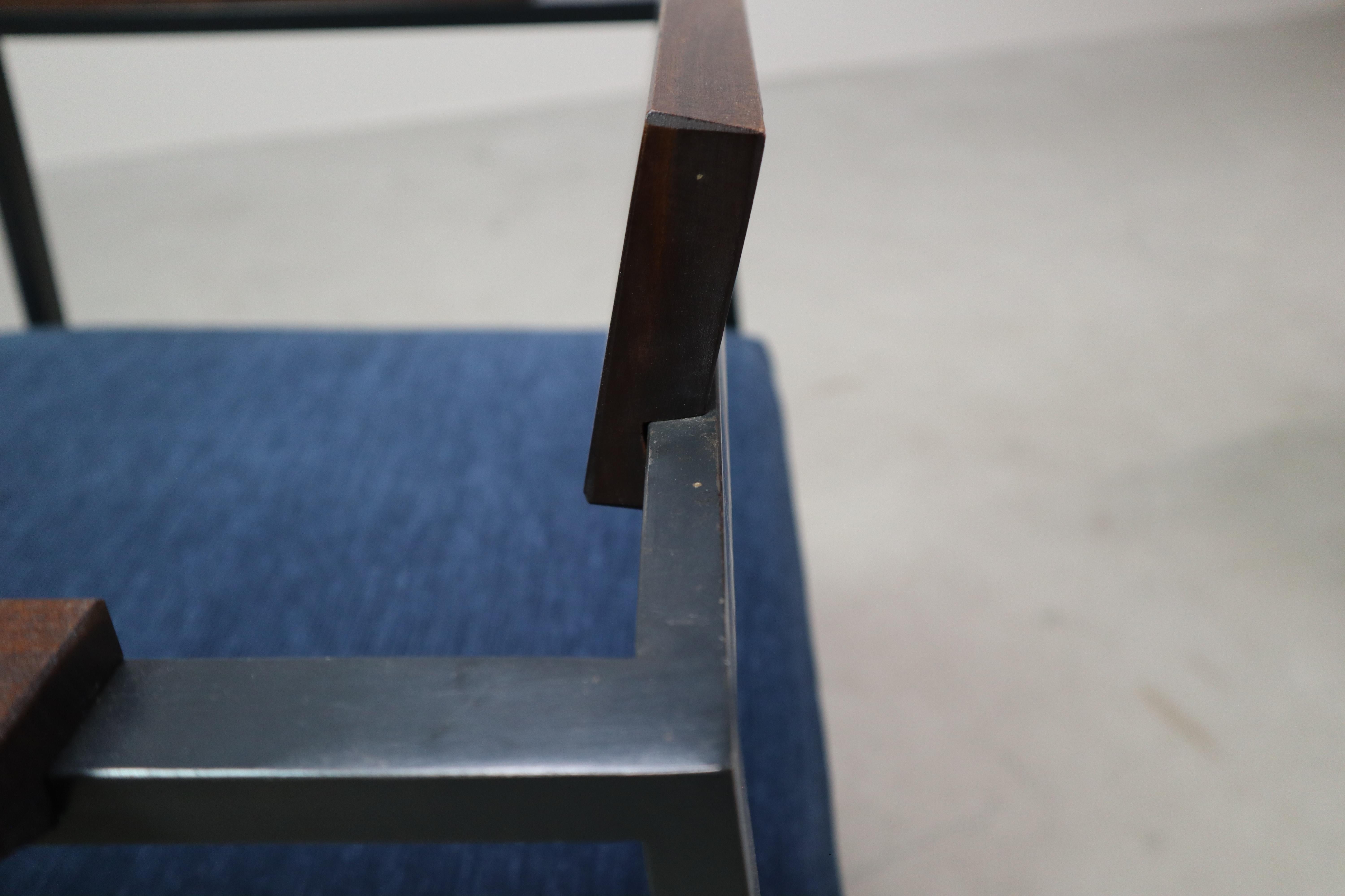 Pair of Postmodern armchairs in steel and mahogany, 1970s For Sale 3