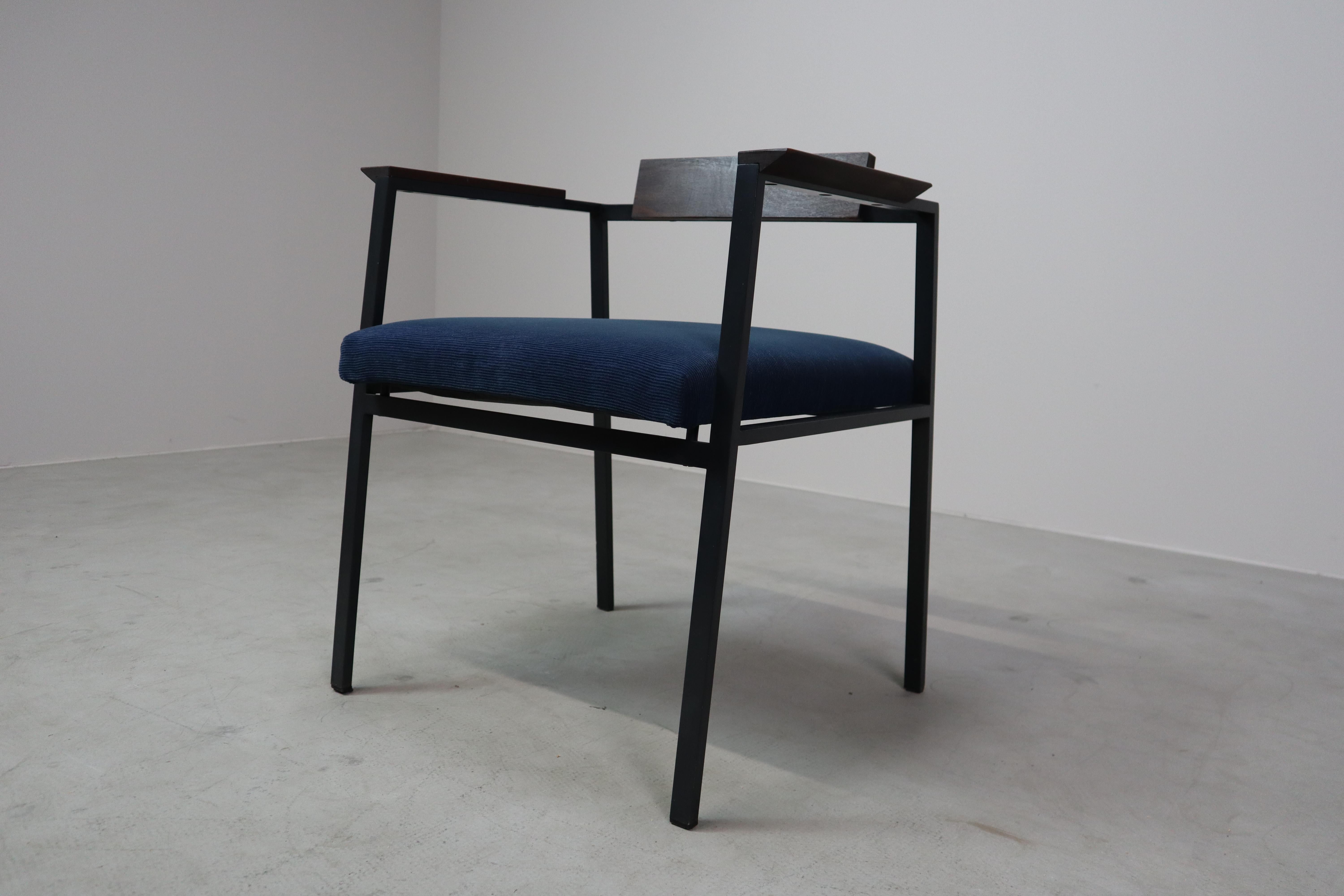 Pair of Postmodern armchairs in steel and mahogany, 1970s For Sale 5