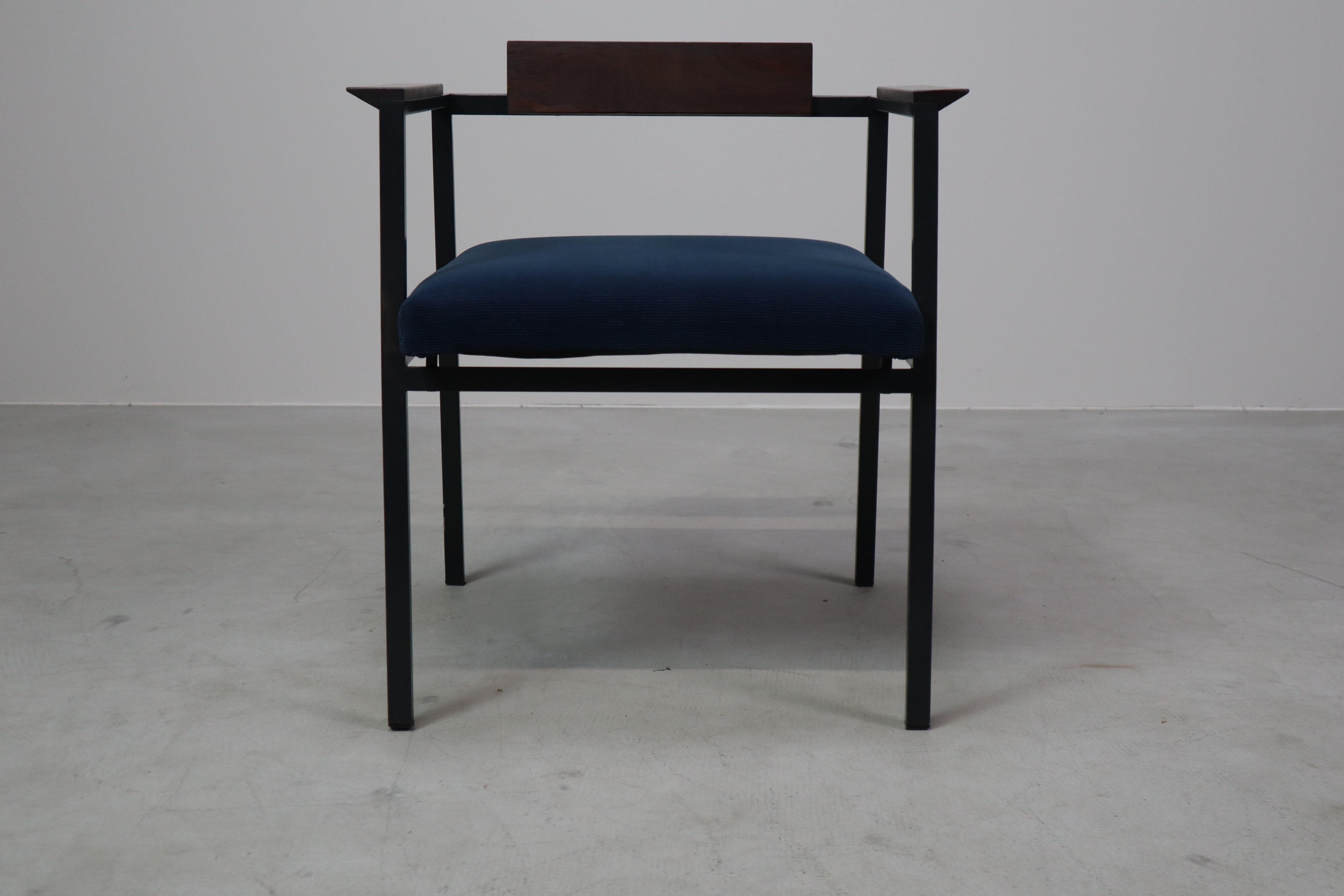 Pair of Postmodern armchairs in steel and mahogany, 1970s For Sale 7