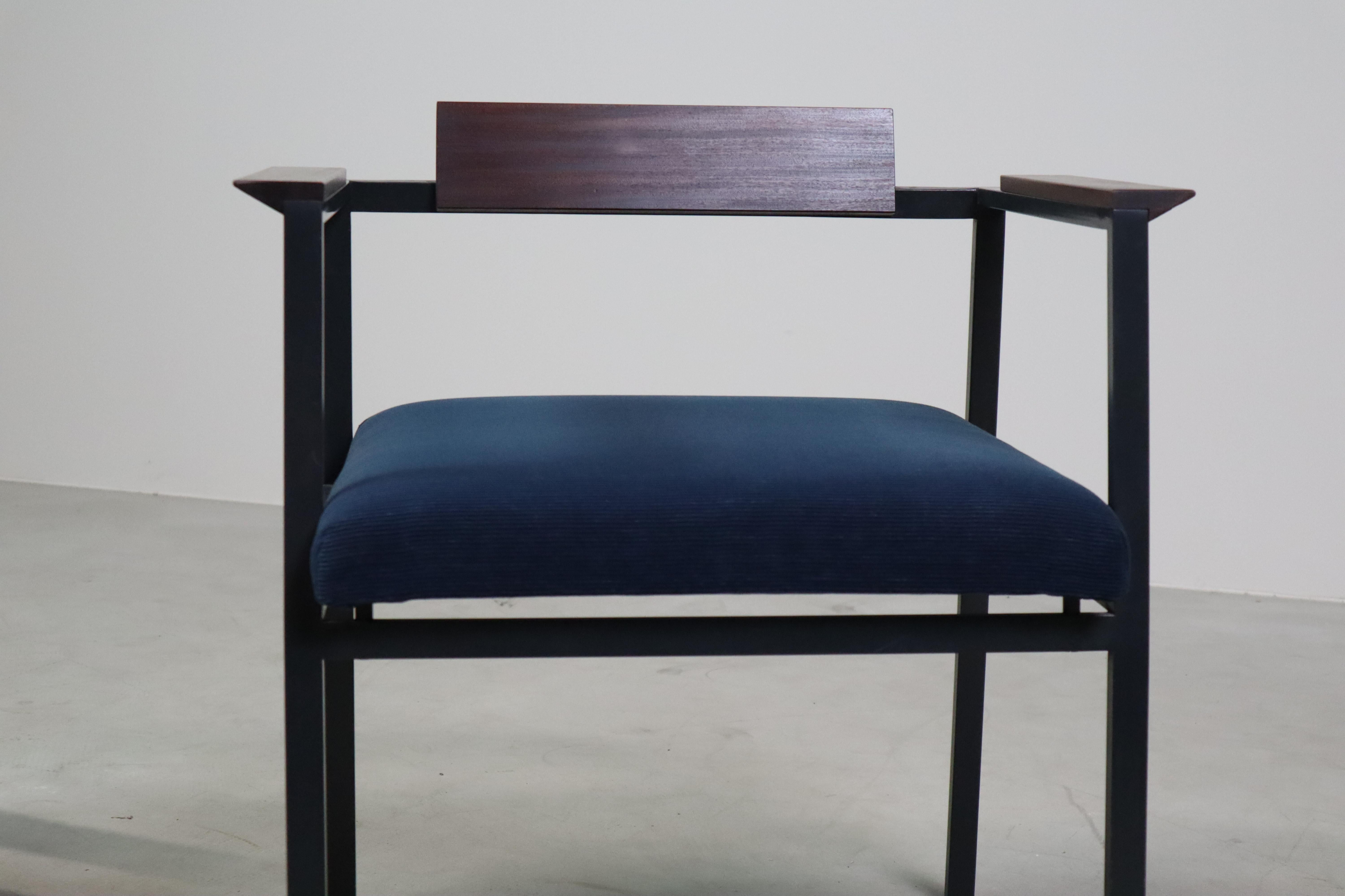 Pair of Postmodern armchairs in steel and mahogany, 1970s For Sale 8