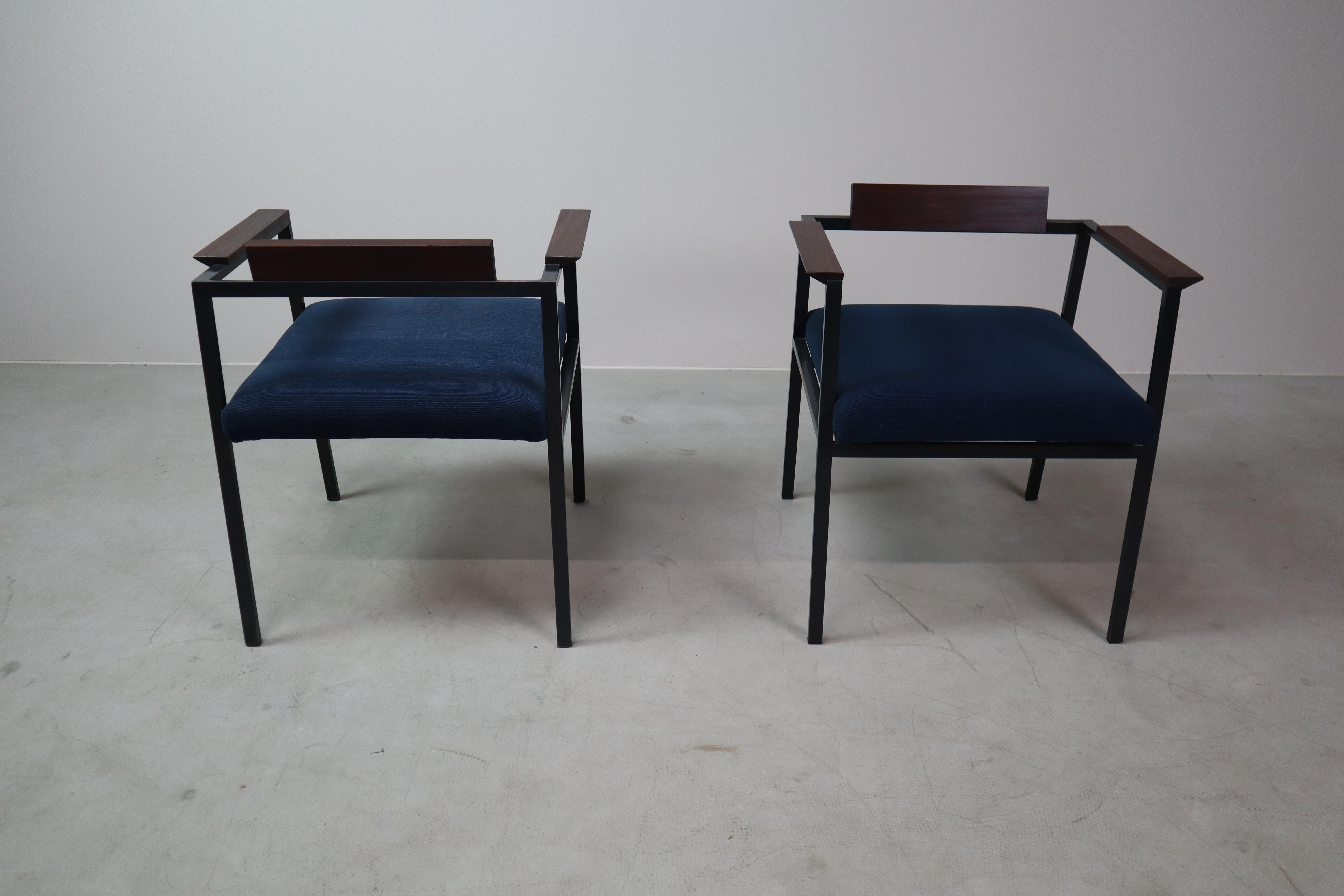 Pair of Postmodern armchairs in steel and mahogany, 1970s For Sale 9