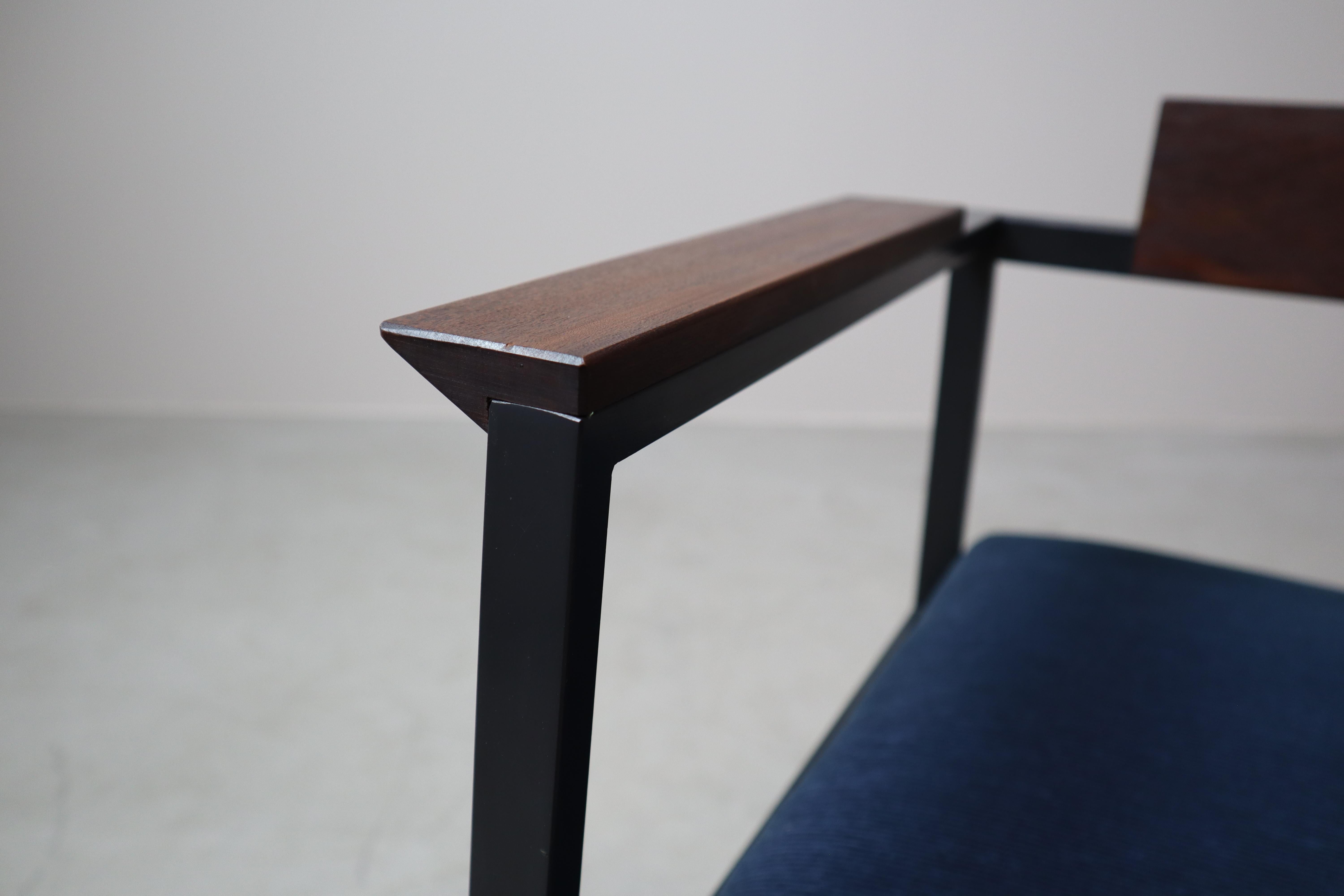 Pair of Postmodern armchairs in steel and mahogany, 1970s For Sale 10