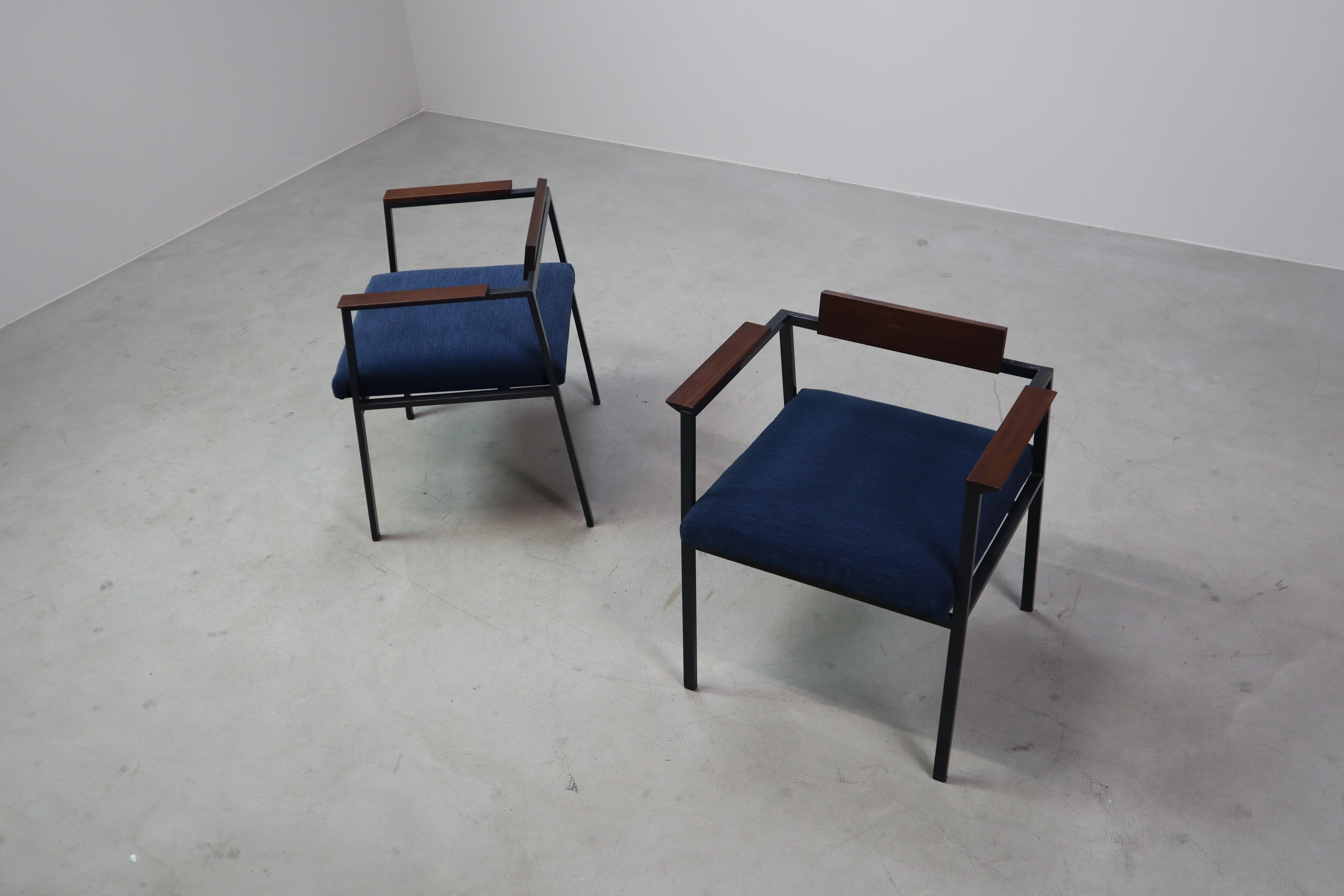 Pair of Postmodern armchairs in steel and mahogany, 1970s For Sale 13