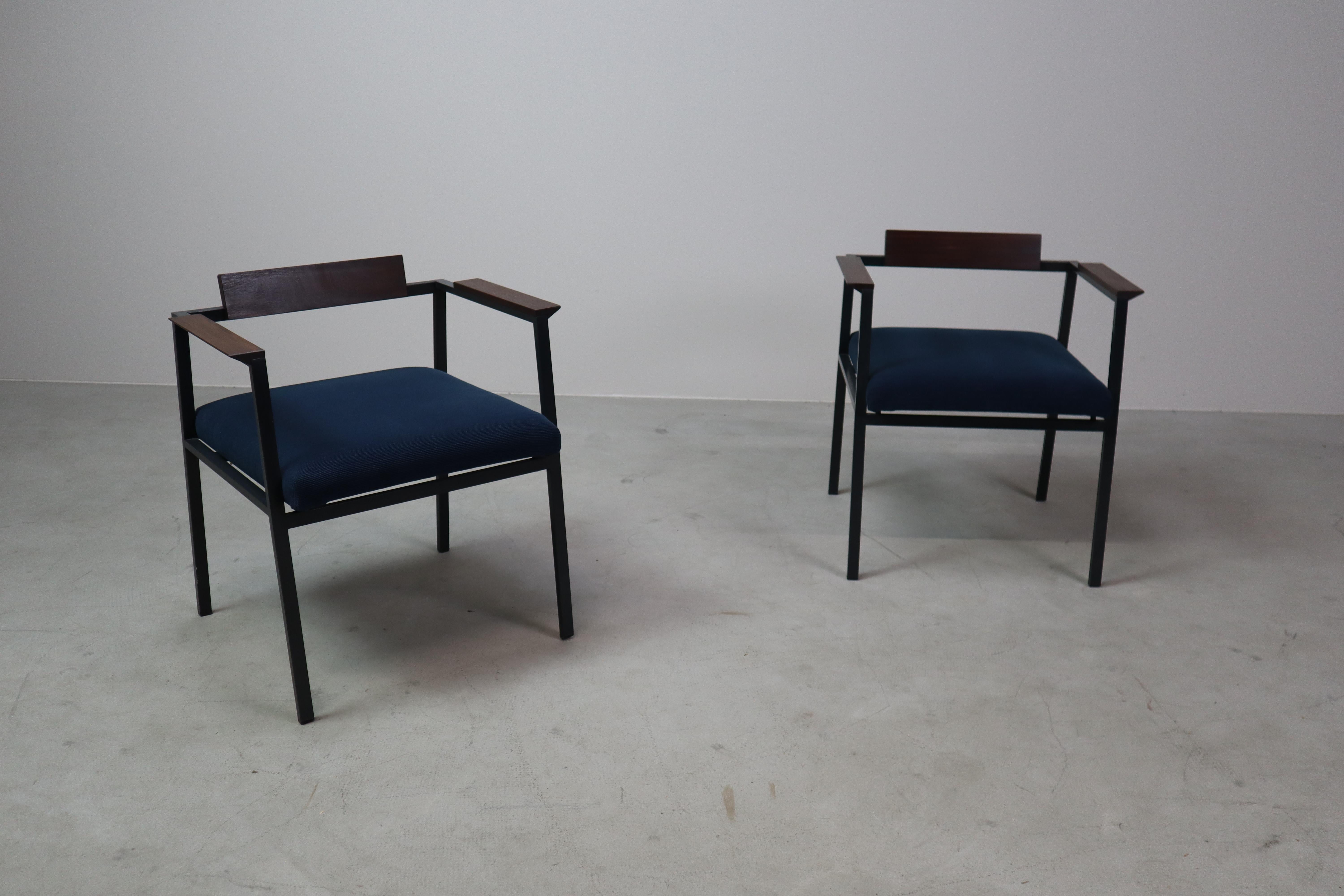 Post-Modern Pair of Postmodern armchairs in steel and mahogany, 1970s For Sale