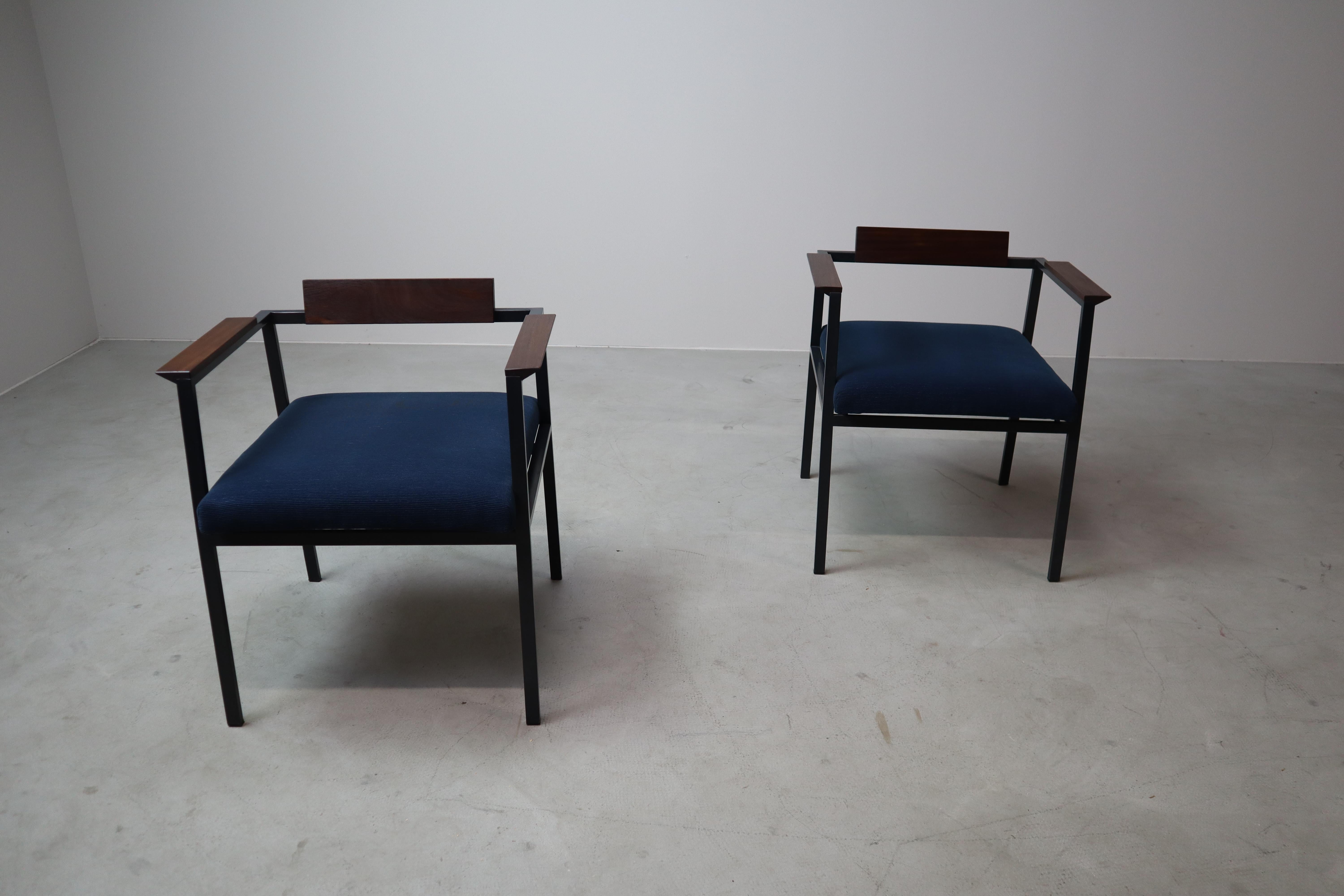 20th Century Pair of Postmodern armchairs in steel and mahogany, 1970s For Sale