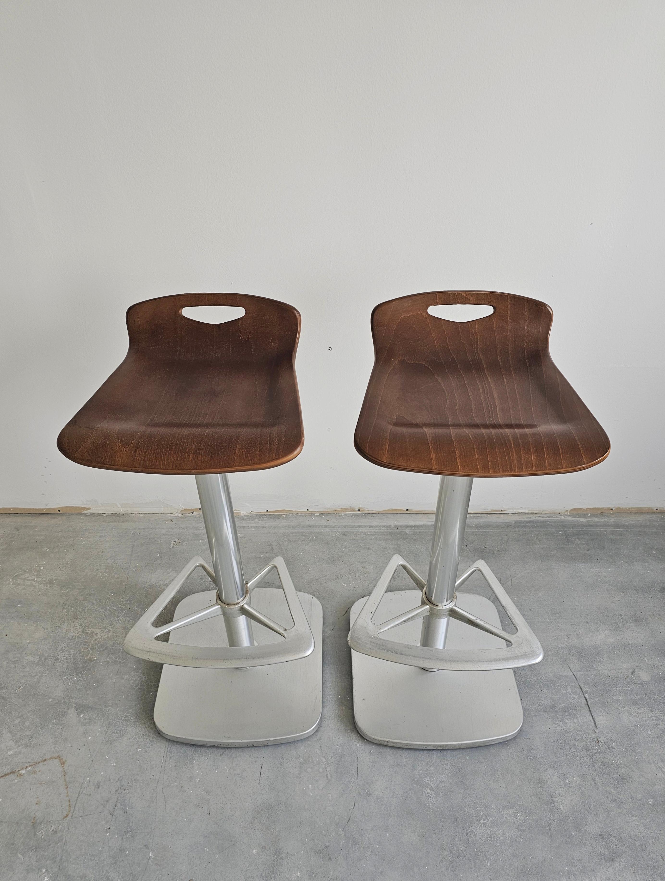 Vous trouverez dans cette liste une paire de tabourets de bar postmodernes minimalistes conçus par Joan Casas pour Indecasa. Les sièges sont en contreplaqué de noyer et sont fixés à des supports en aluminium. Fabriqué en Espagne dans les années