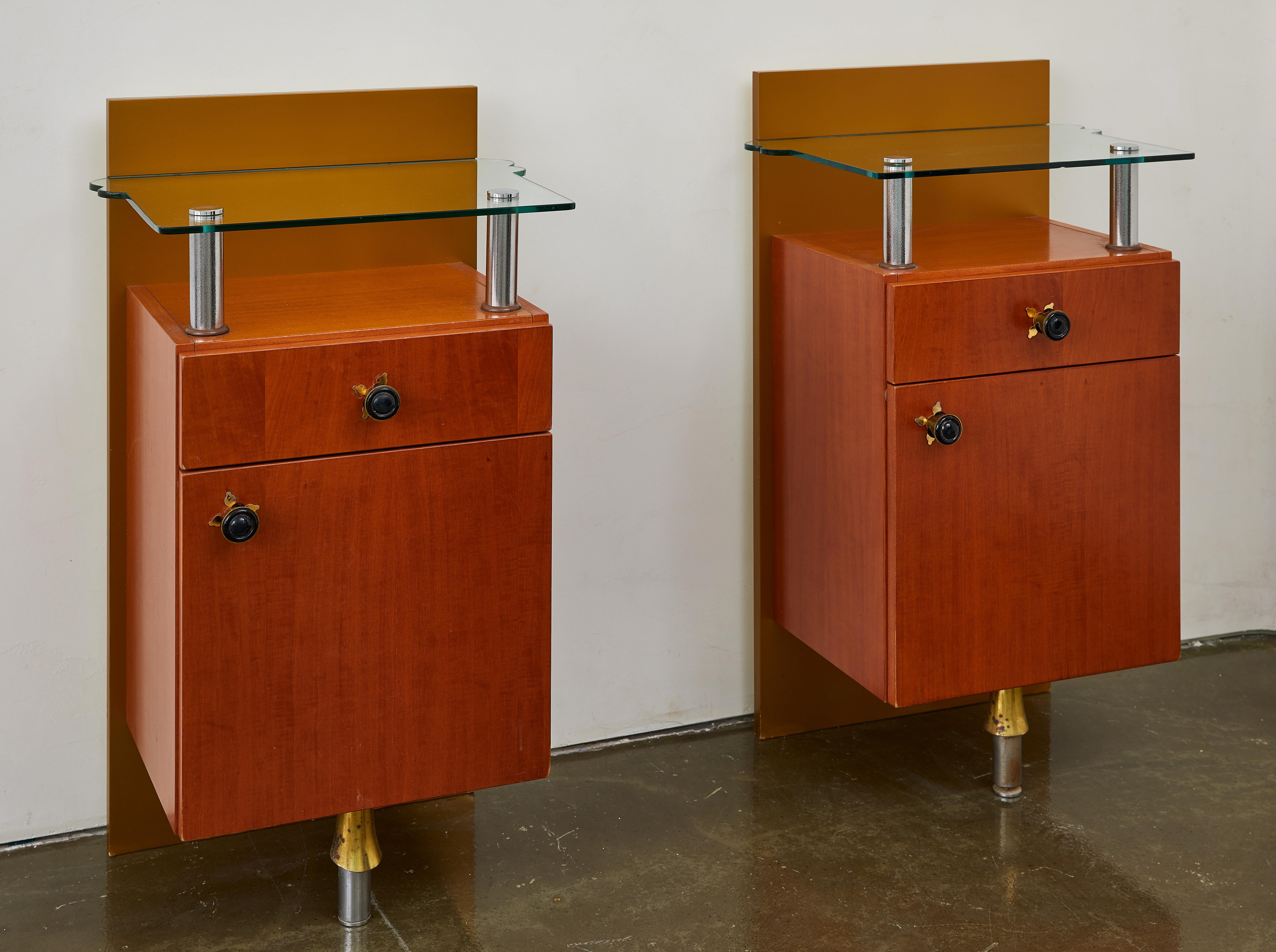 Dieses postmoderne Paar wandmontierter Nachttische wurde 1995 von Borek Šípek entworfen. Die aus lackiertem Holz gefertigten, schwebenden Schränke verfügen über Glasplatten, die von verchromten Rohrelementen aus Edelstahl und Messing getragen werden
