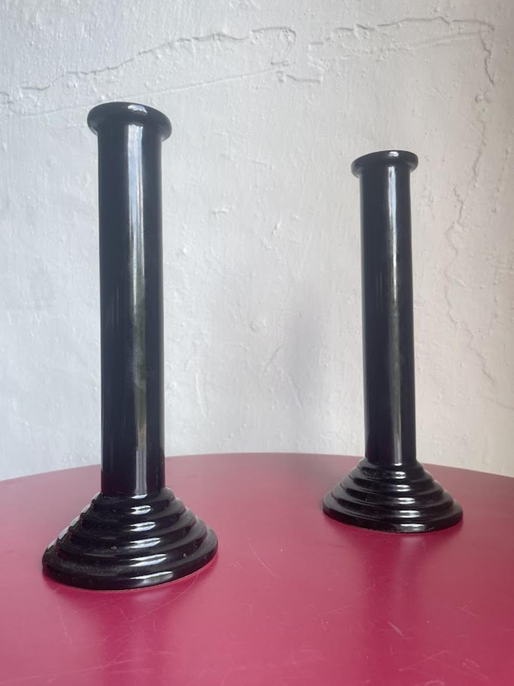 Descubre este elegante par de portavelas postmodernos de líneas limpias, ¡un acento ideal para cualquier interior moderno!


Altura: 25 cm (9,8 pulg.)
Diámetro: 7 cm (2,8 pulg.)

Material: Cerámica de alta calidad

Color: Elegante acabado negro