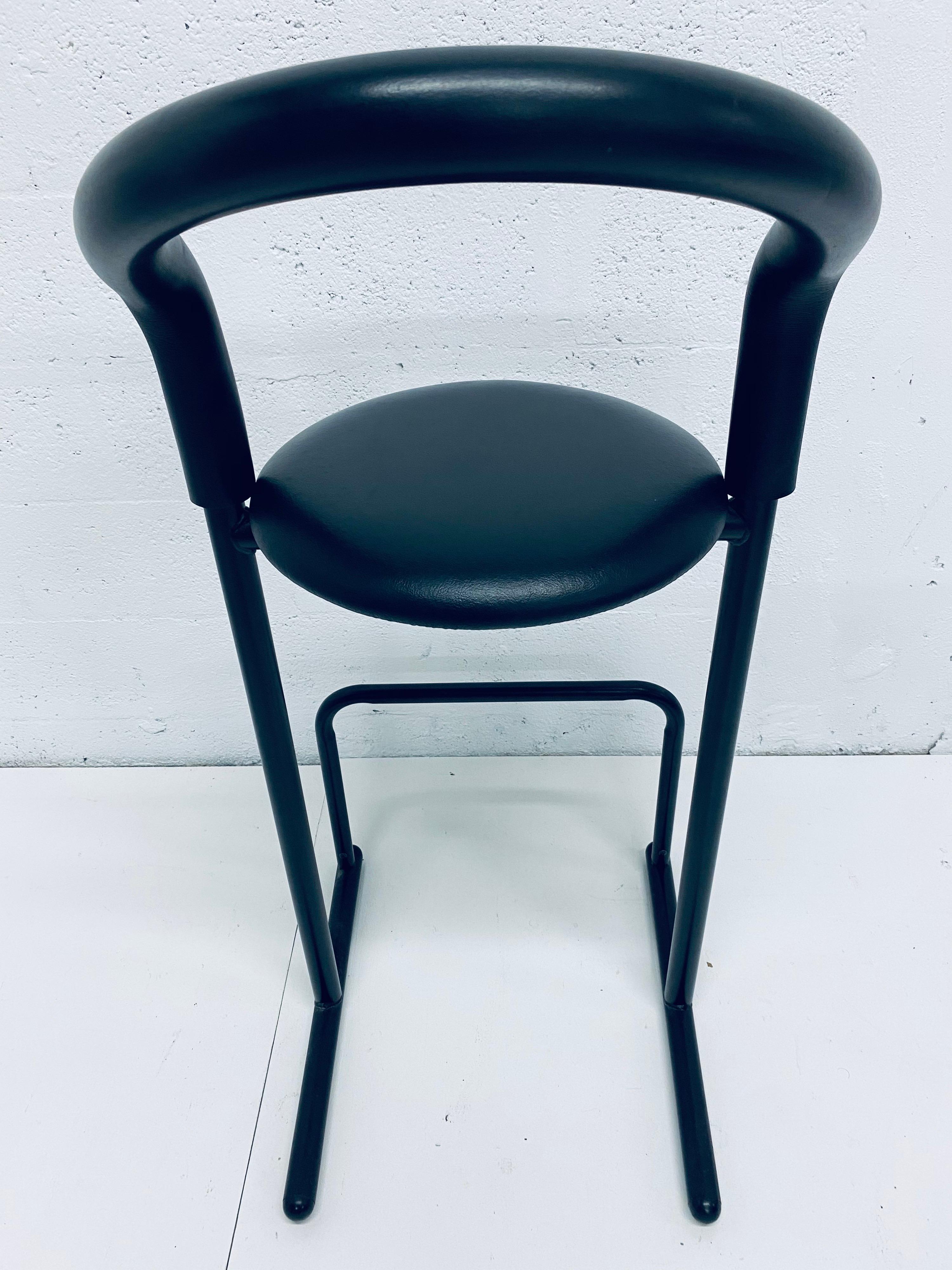 Pair of Postmodern Black Tubular Bar Stools with Foam Backs for Amisco, 1980s In Good Condition In Miami, FL