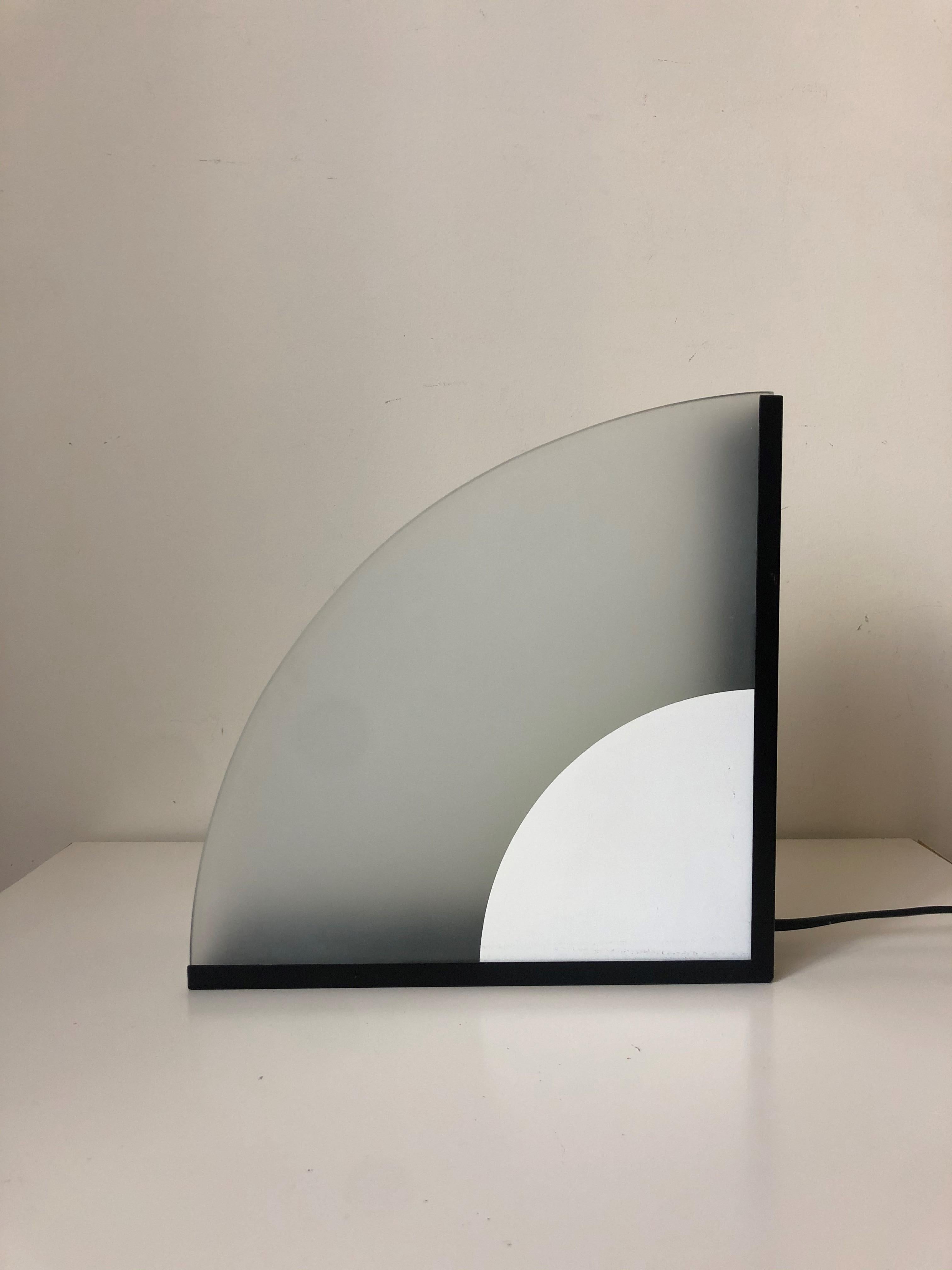 Italian Postmodern Pair of White Black Glass and Metal Table Lamps, 1980s In Good Condition For Sale In Badajoz, Badajoz