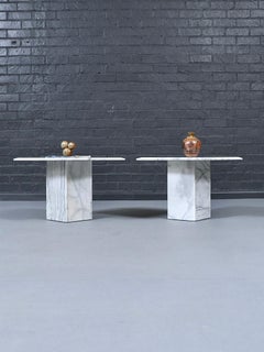 Par de mesitas auxiliares posmodernas con pedestal de mármol de Carrara
