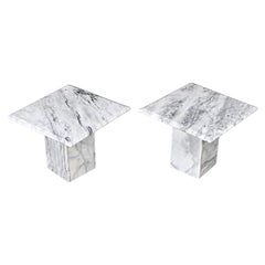 Par de mesitas auxiliares posmodernas con pedestal de mármol de Carrara
