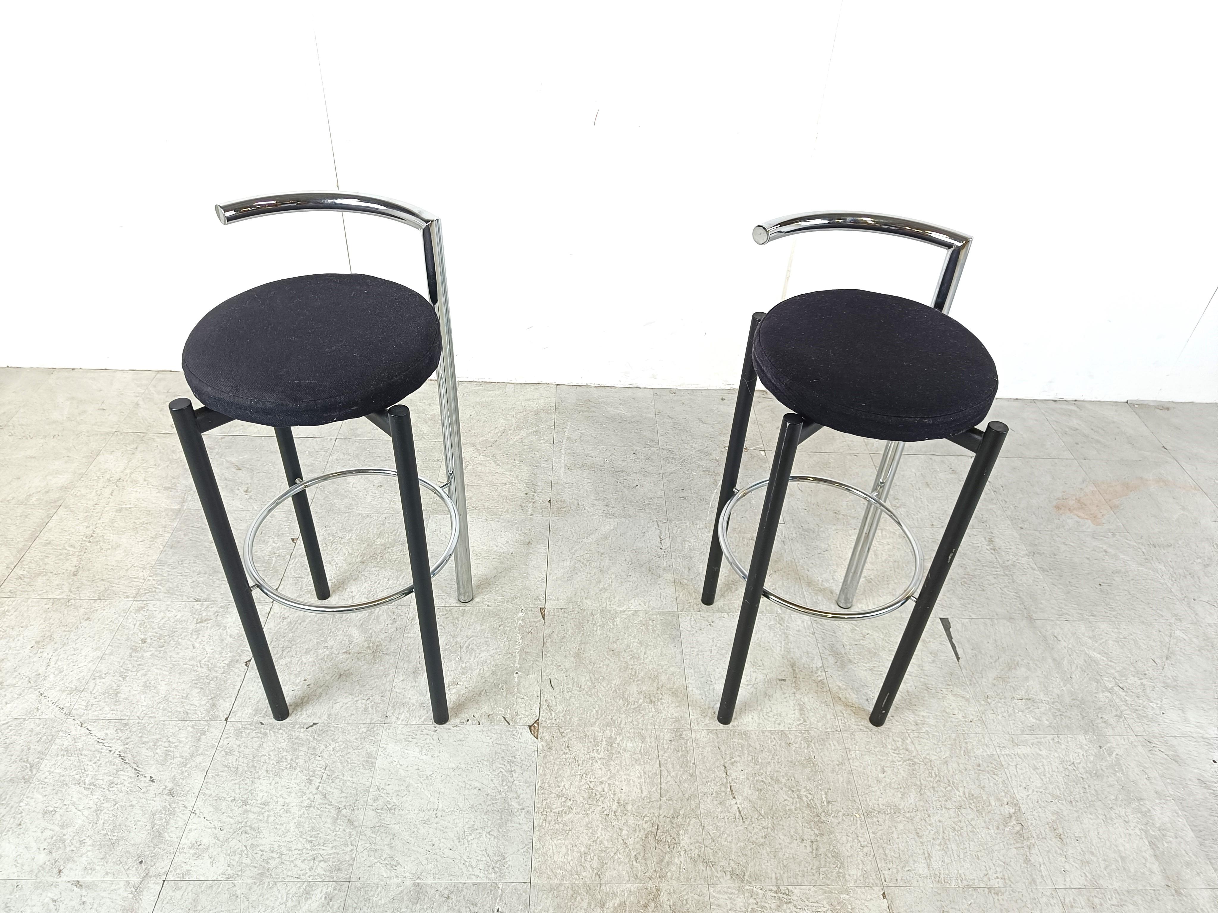 Post modern bar stools consisting of a black metal and chrome frame with black fabric seats.

The use of chrome and black metal gives it and extra touch creating a two tone colour scheme.

We can change the seats upholstery uppon request

1980s -
