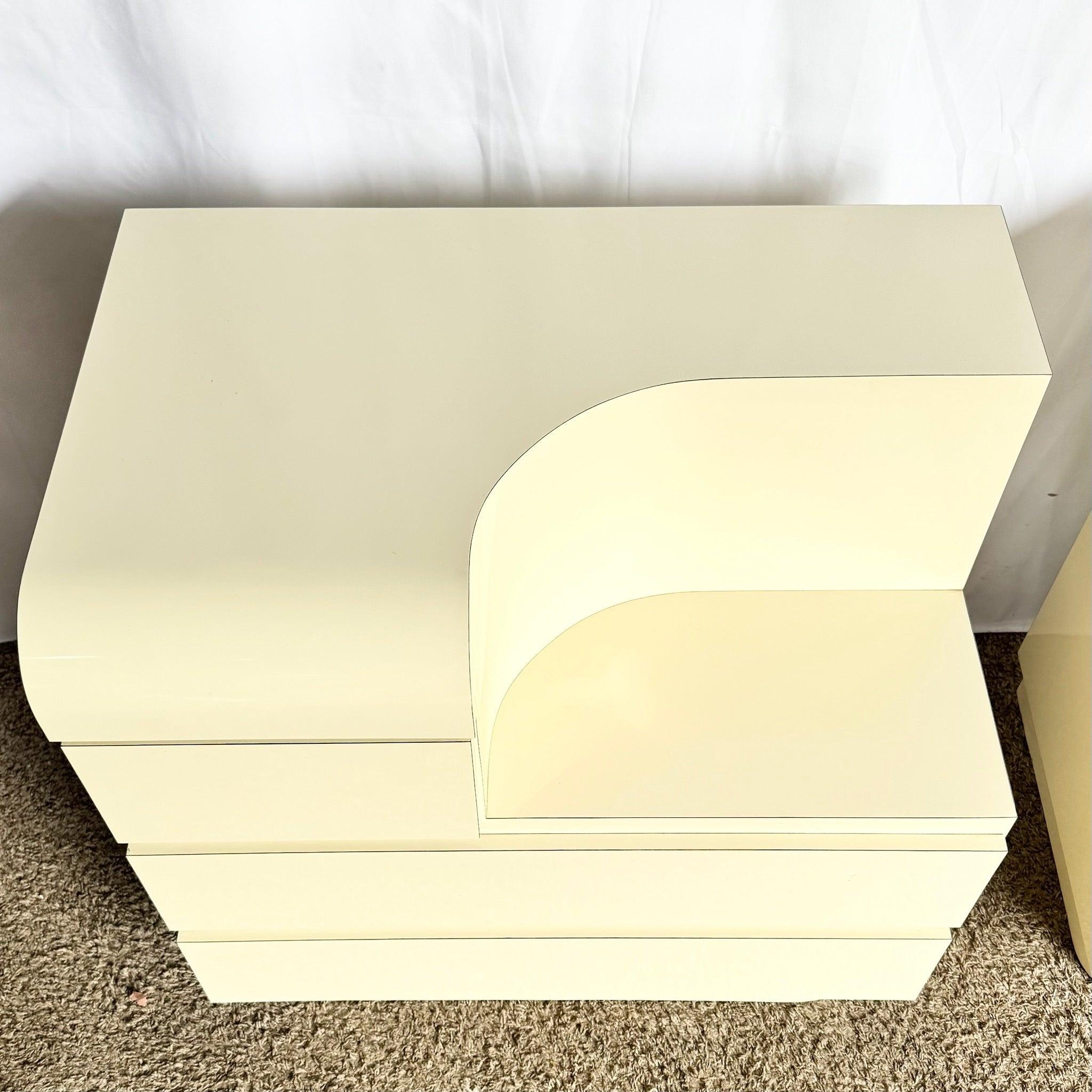 Commode sculptée postmoderne en laque crème avec un design sculptural à deux niveaux, un stratifié crème brillant, des poignées intégrées et des tiroirs spacieux.
 

 Nous vendons les articles tels qu'ils ont été acquis, sans les restaurer ni les
