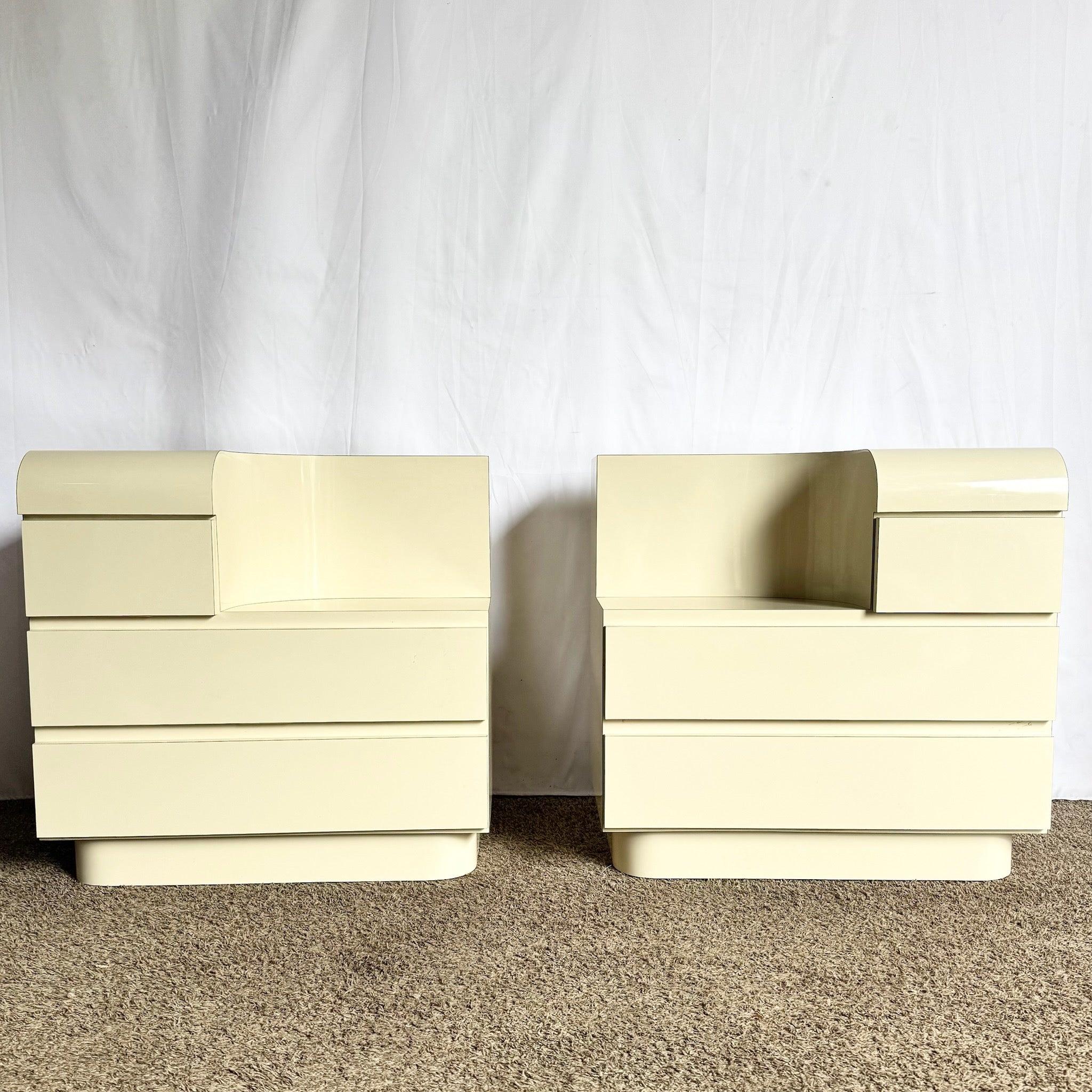 Américain Paire de commodes / tables de chevet postmodernes à deux niveaux en stratifié laqué crème en vente