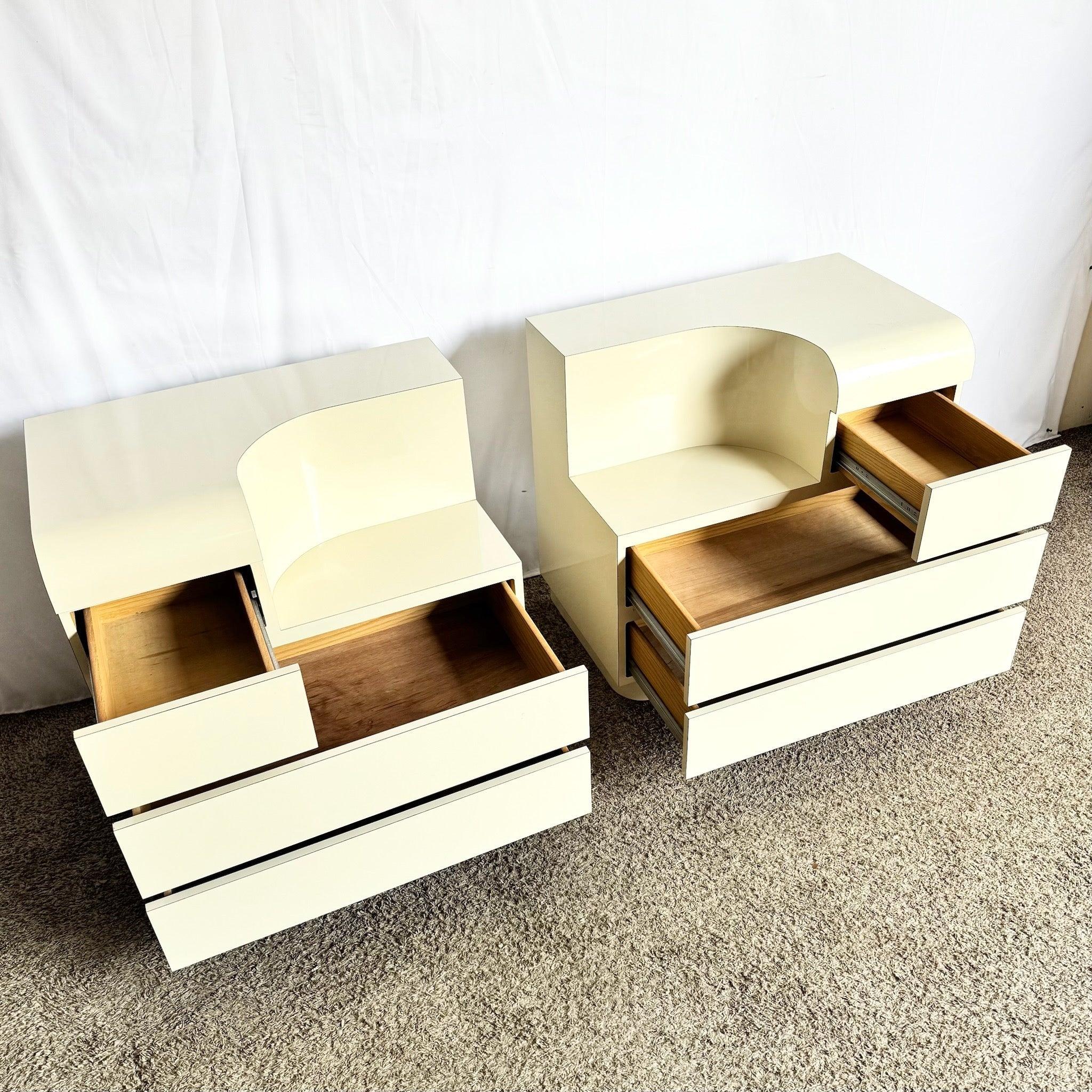 Paire de commodes / tables de chevet postmodernes à deux niveaux en stratifié laqué crème Bon état - En vente à Delray Beach, FL