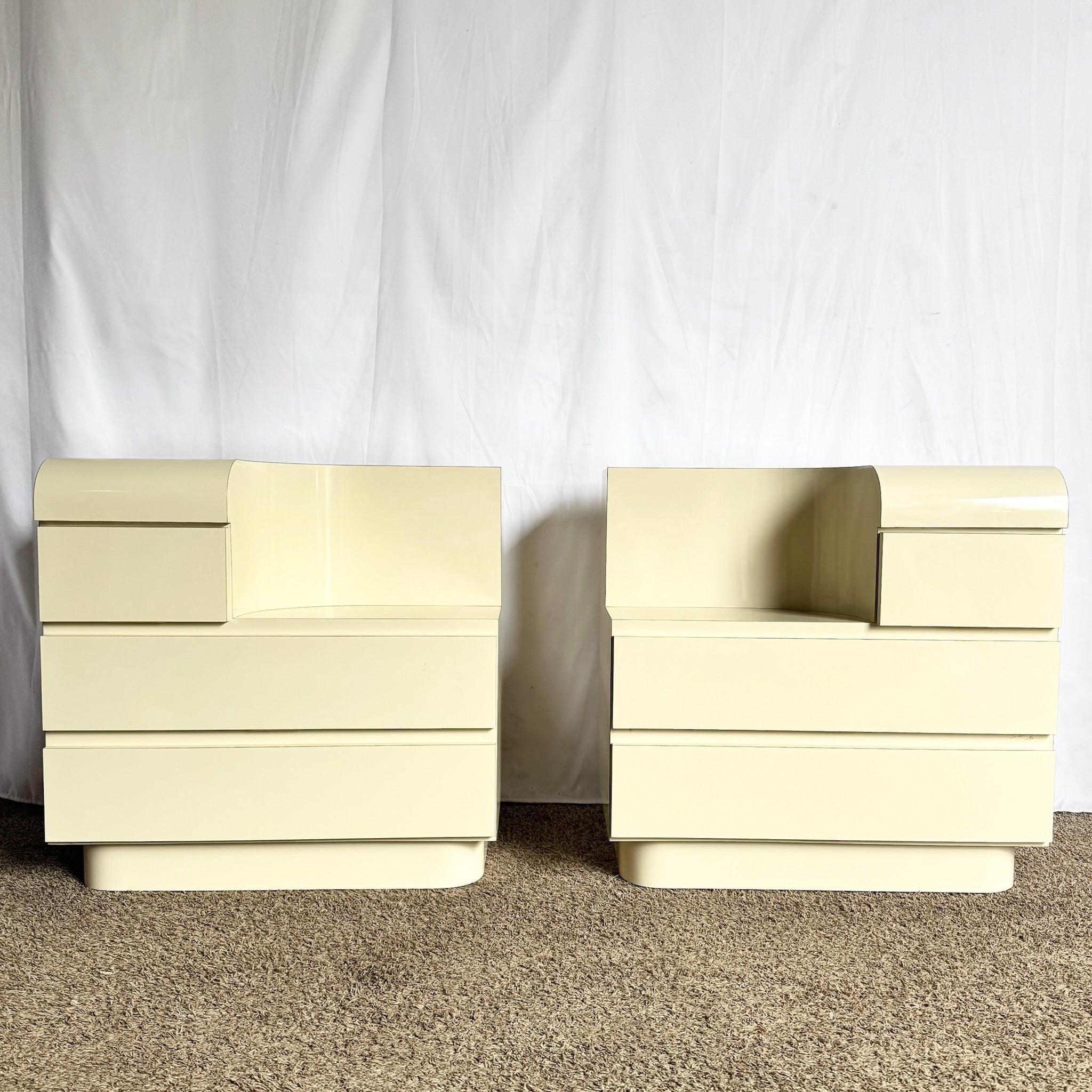 Fin du 20e siècle Paire de commodes / tables de chevet postmodernes à deux niveaux en stratifié laqué crème en vente