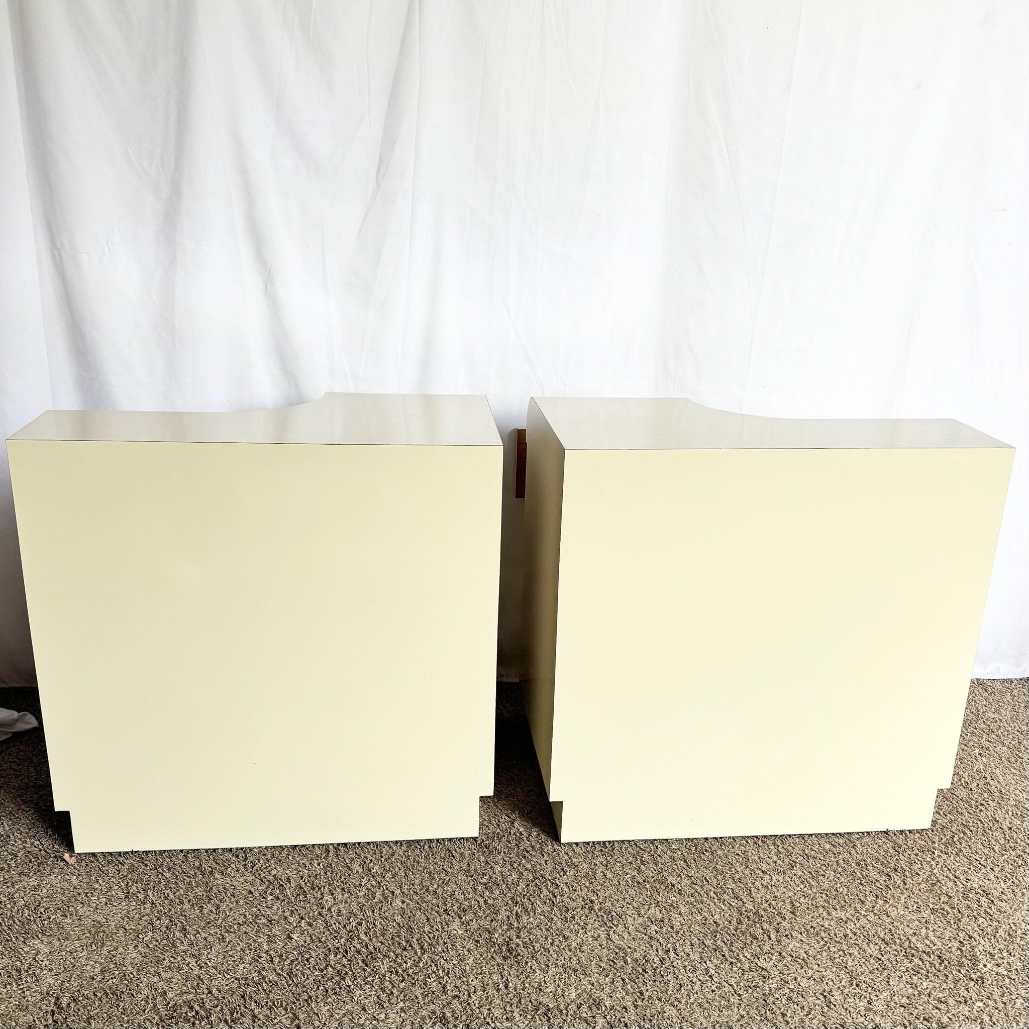 Paire de commodes / tables de chevet postmodernes à deux niveaux en stratifié laqué crème en vente 1