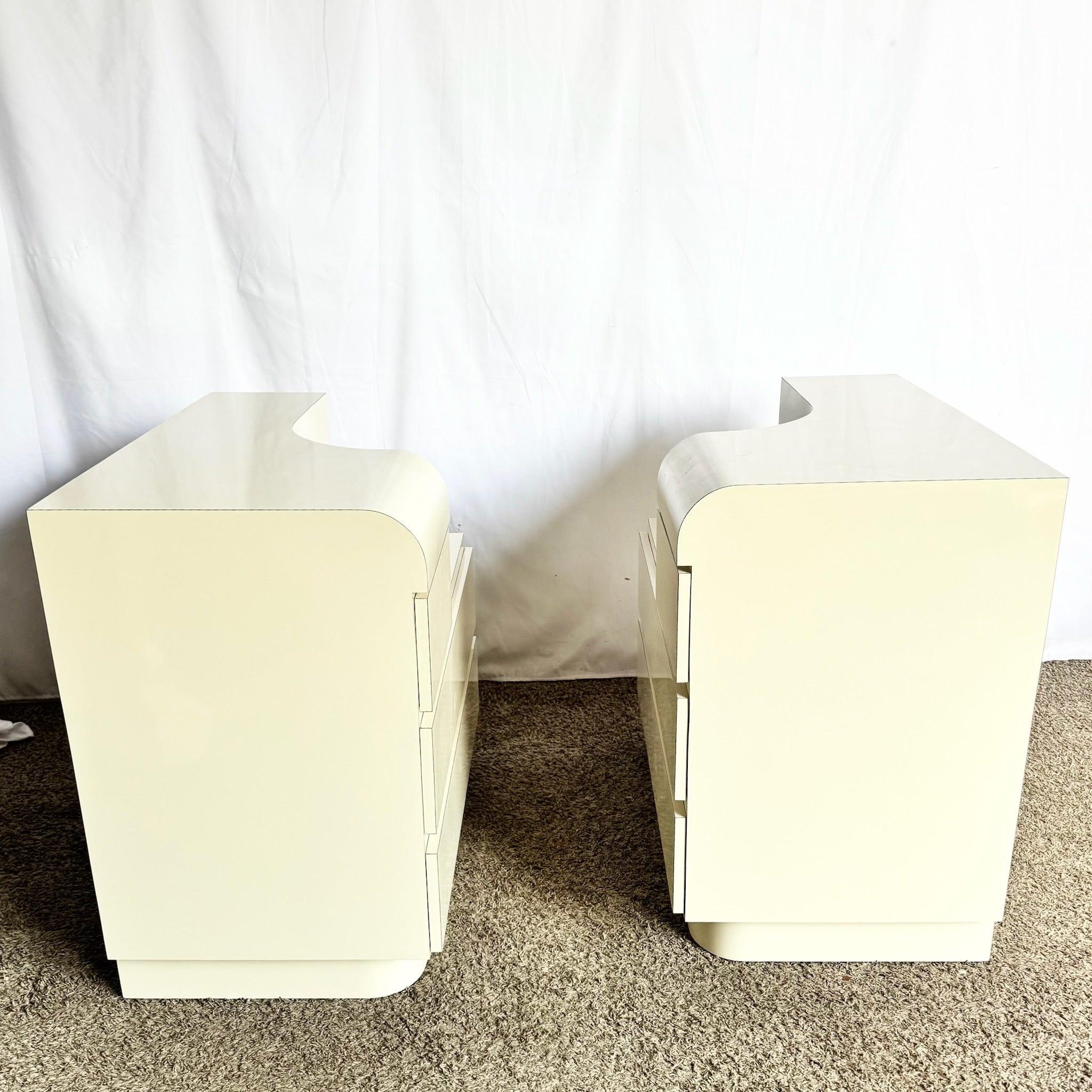 Paire de commodes / tables de chevet postmodernes à deux niveaux en stratifié laqué crème en vente 2